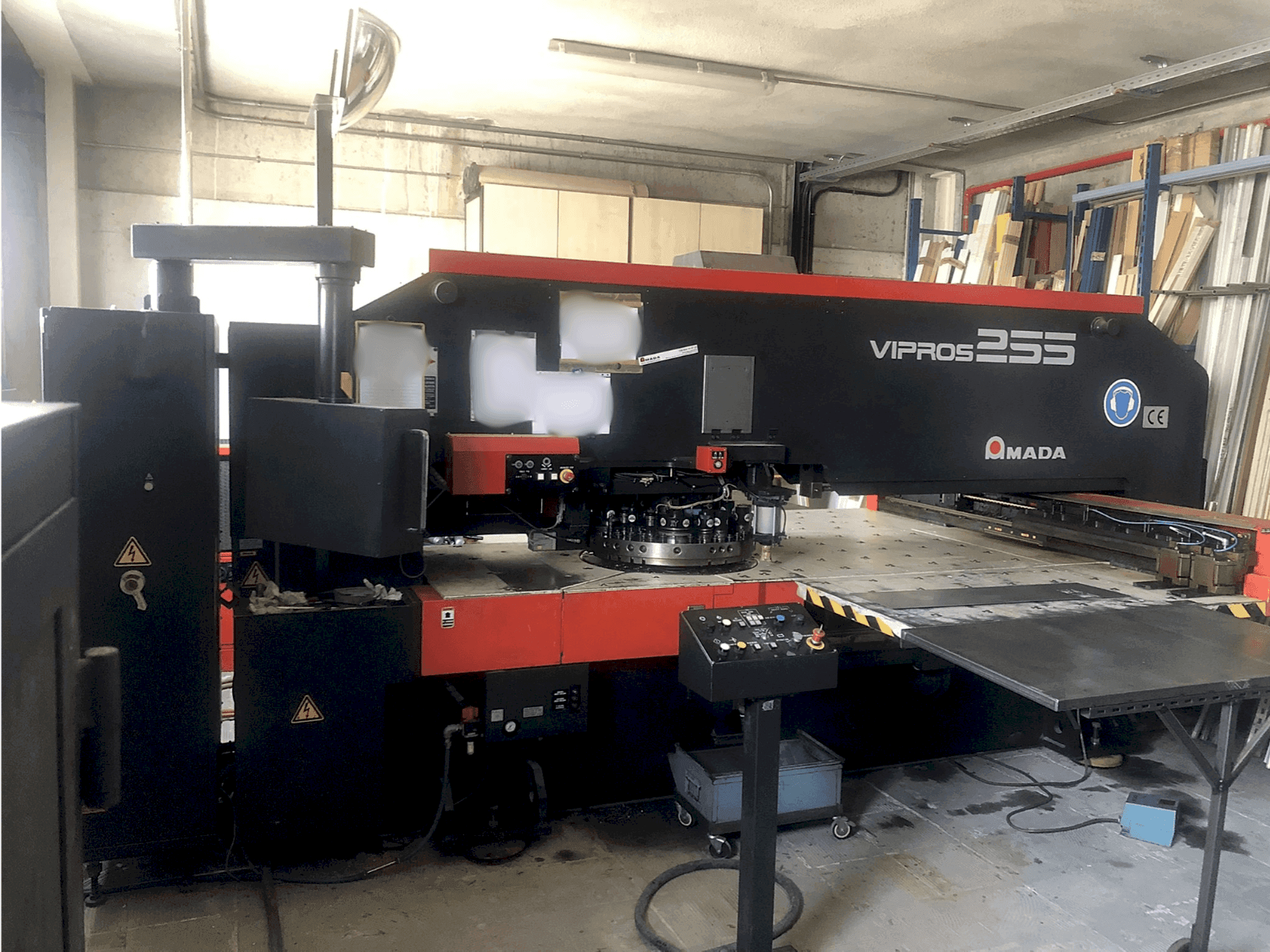 A AMADA Vipros 255 gép elölnézete