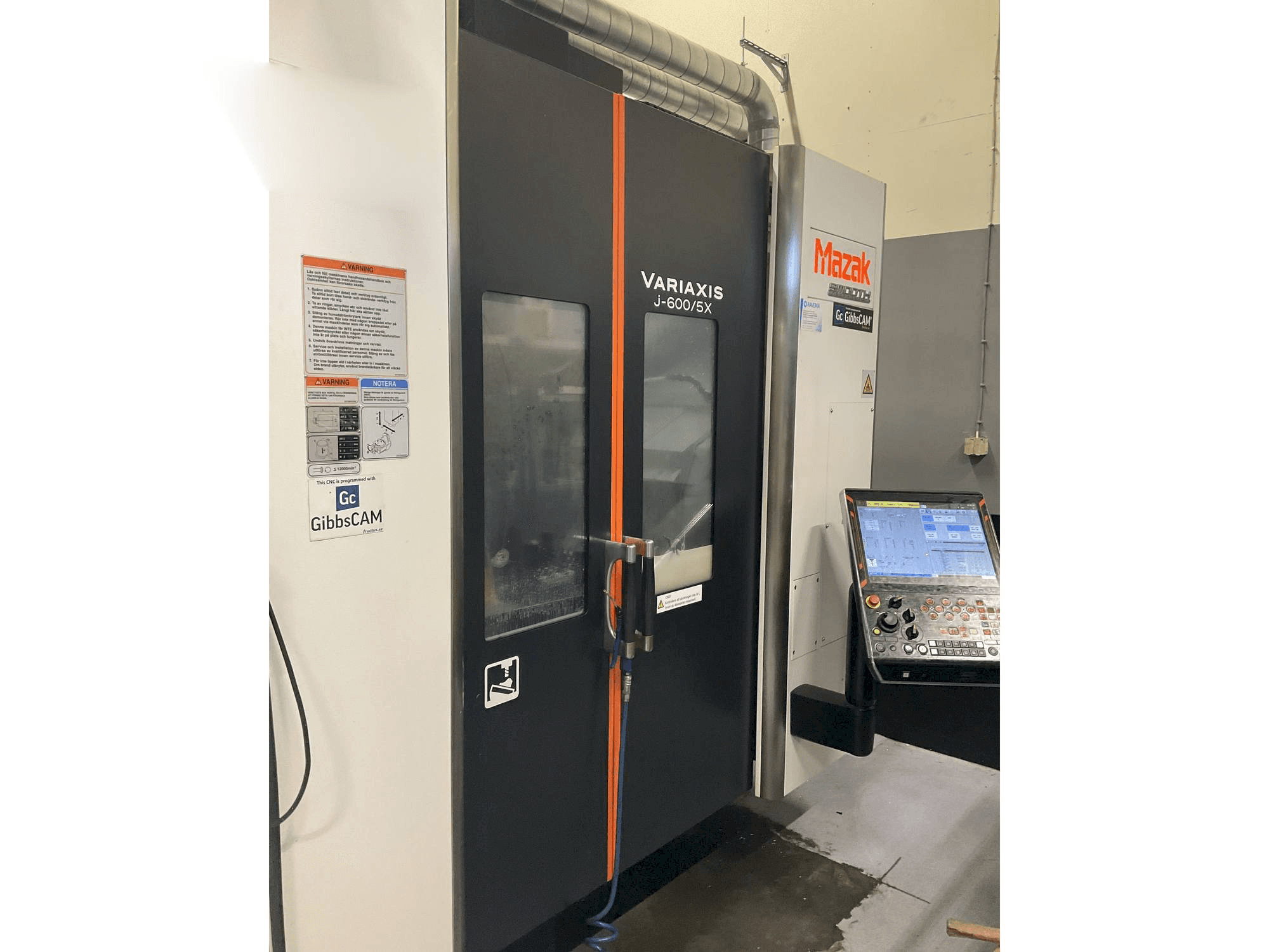 A Mazak Variaxis J-600 gép elölnézete