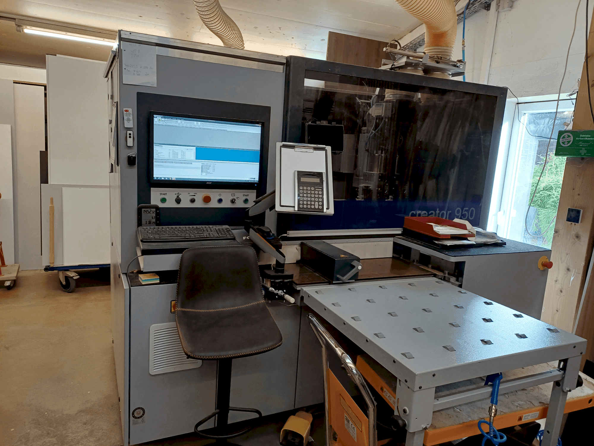 A FORMAT4 CNC CREATOR 950 gép elölnézete