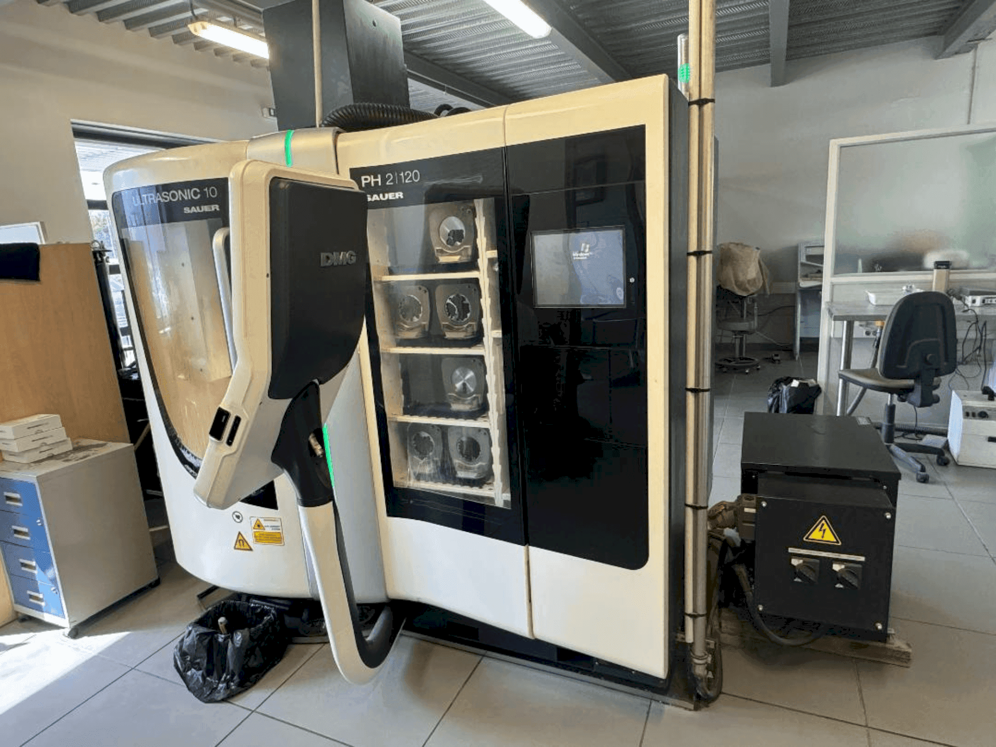 A DMG ULTRASONIC 10/ DENTAL 10 gép elölnézete