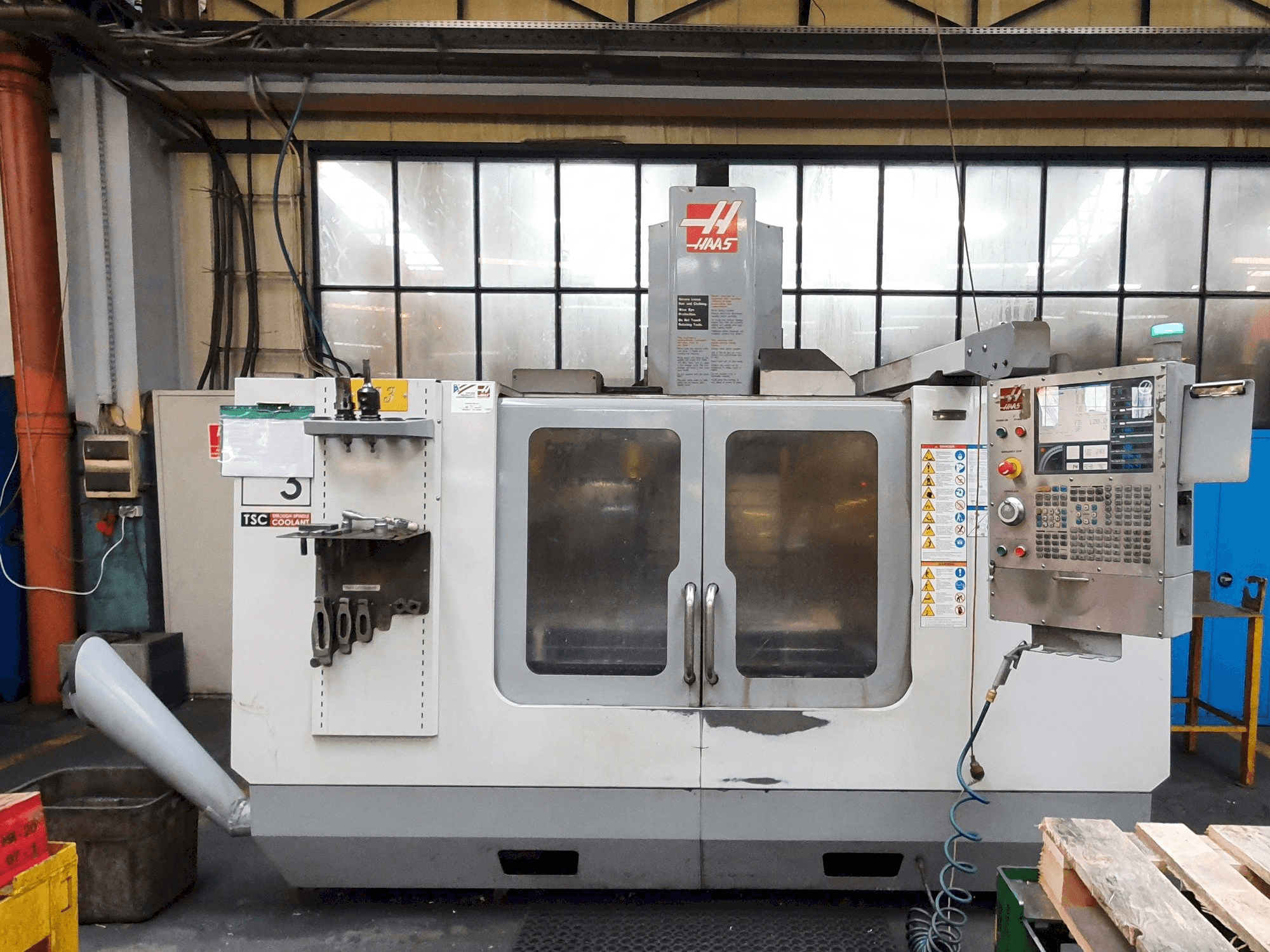A HAAS VF-3 BHE gép elölnézete