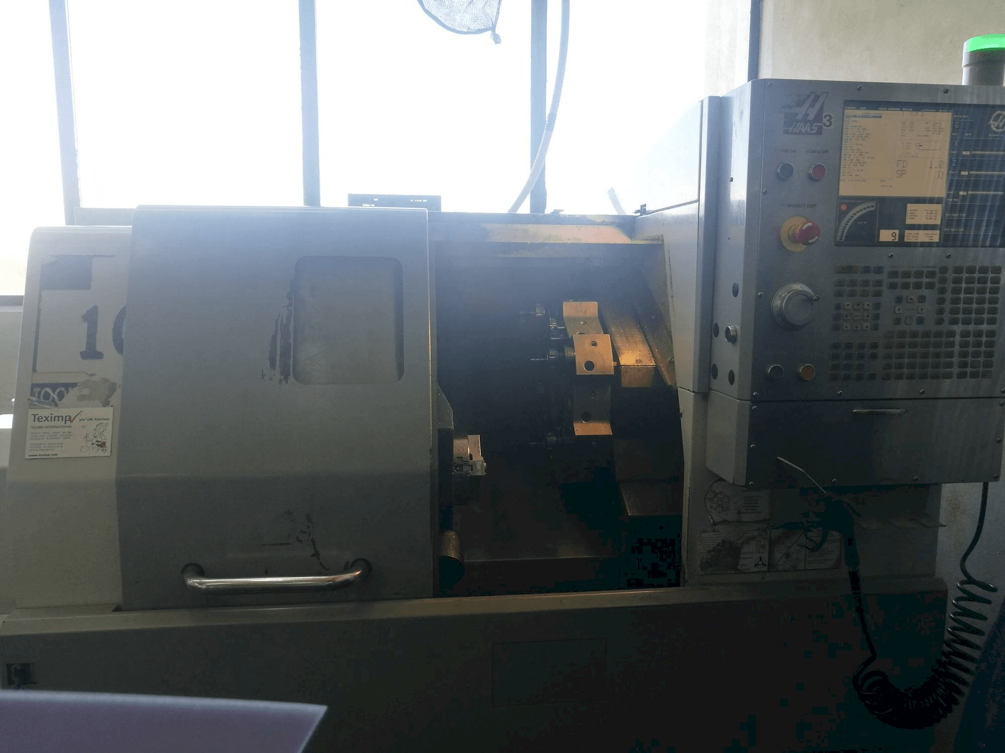 A HAAS SL-10HE gép elölnézete