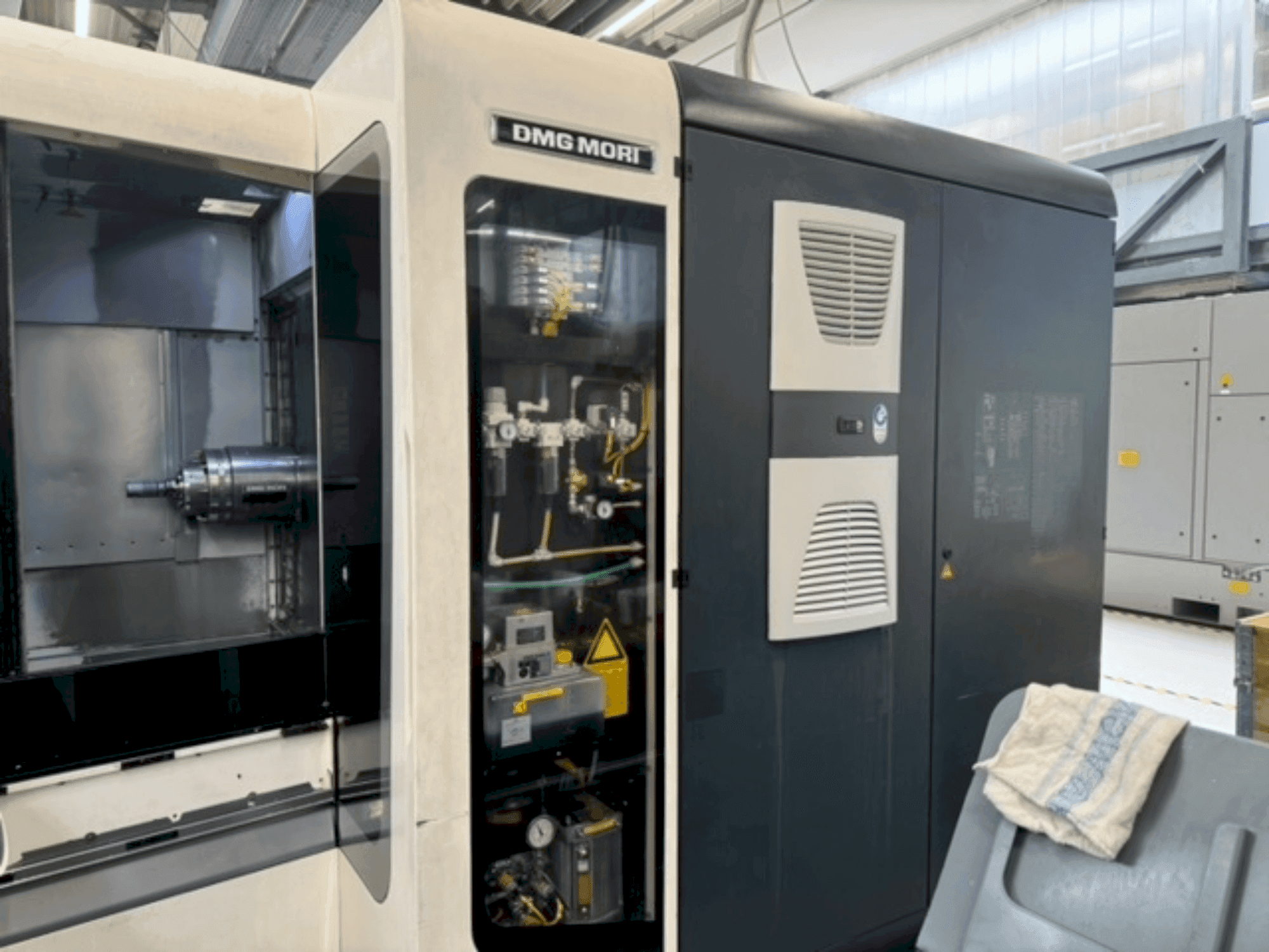 A DMG MORI NHX 4000 gép elölnézete