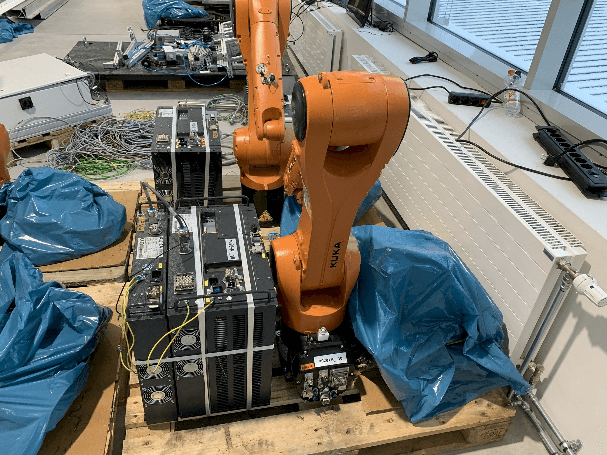 A KUKA KR10 R1100 gép elölnézete