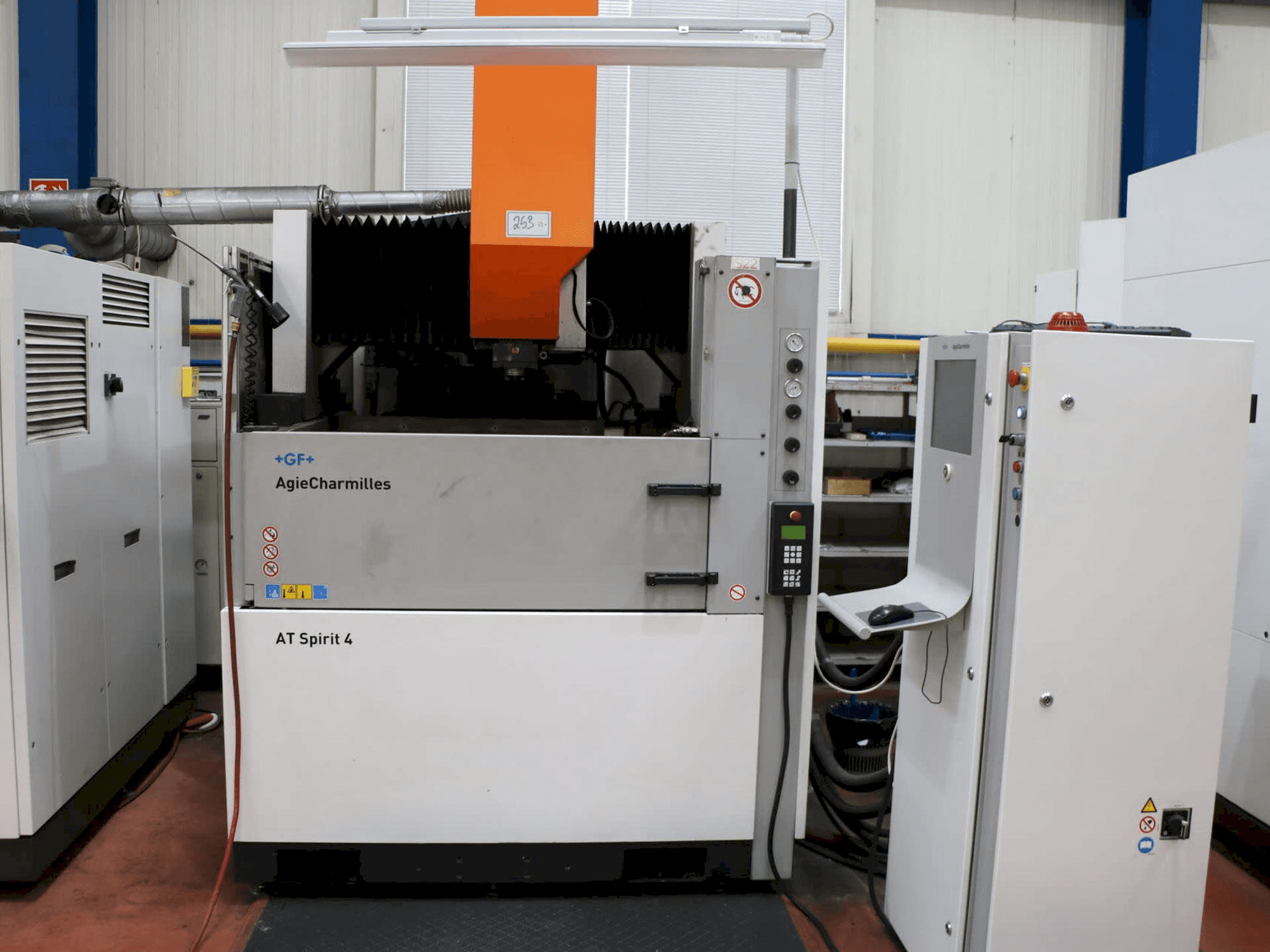A AgieCharmilles AT SPIRIT 4 C-AXIS gép elölnézete