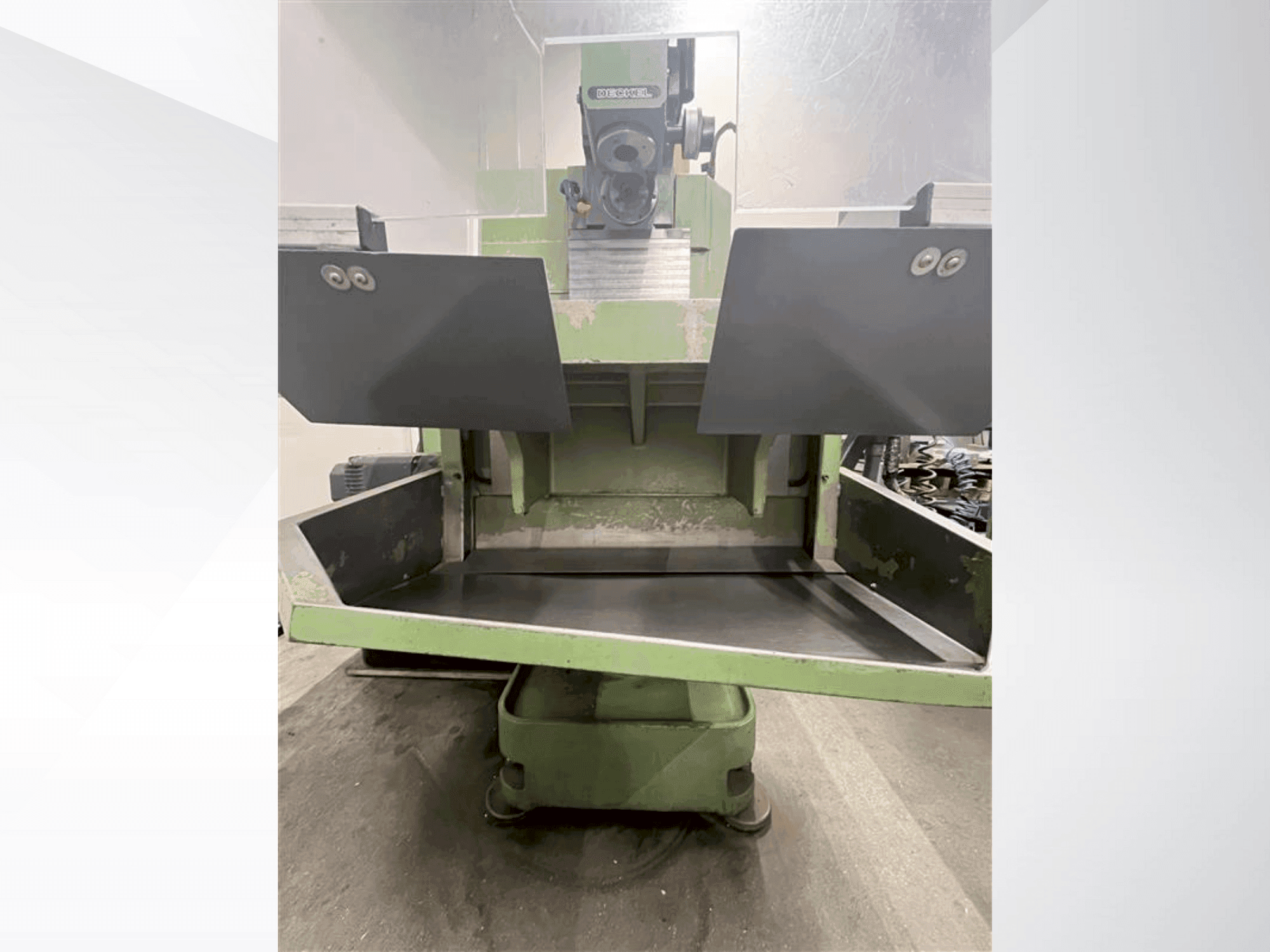 A DECKEL FP2A gép elölnézete