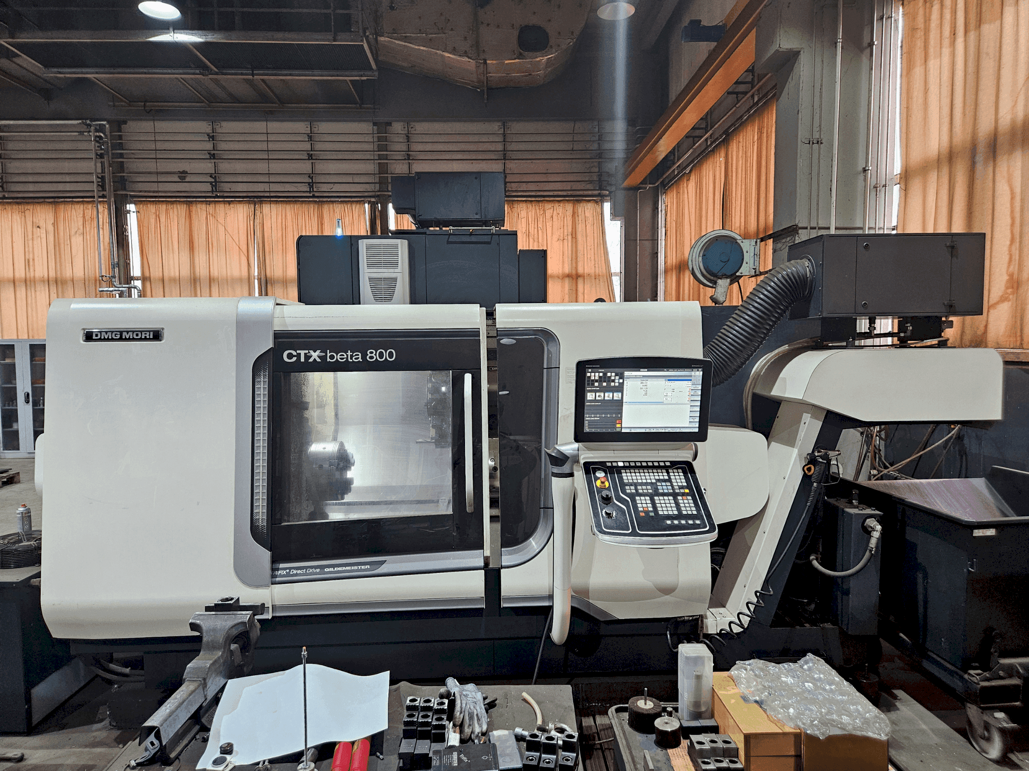A DMG MORI CTX beta 800 gép elölnézete