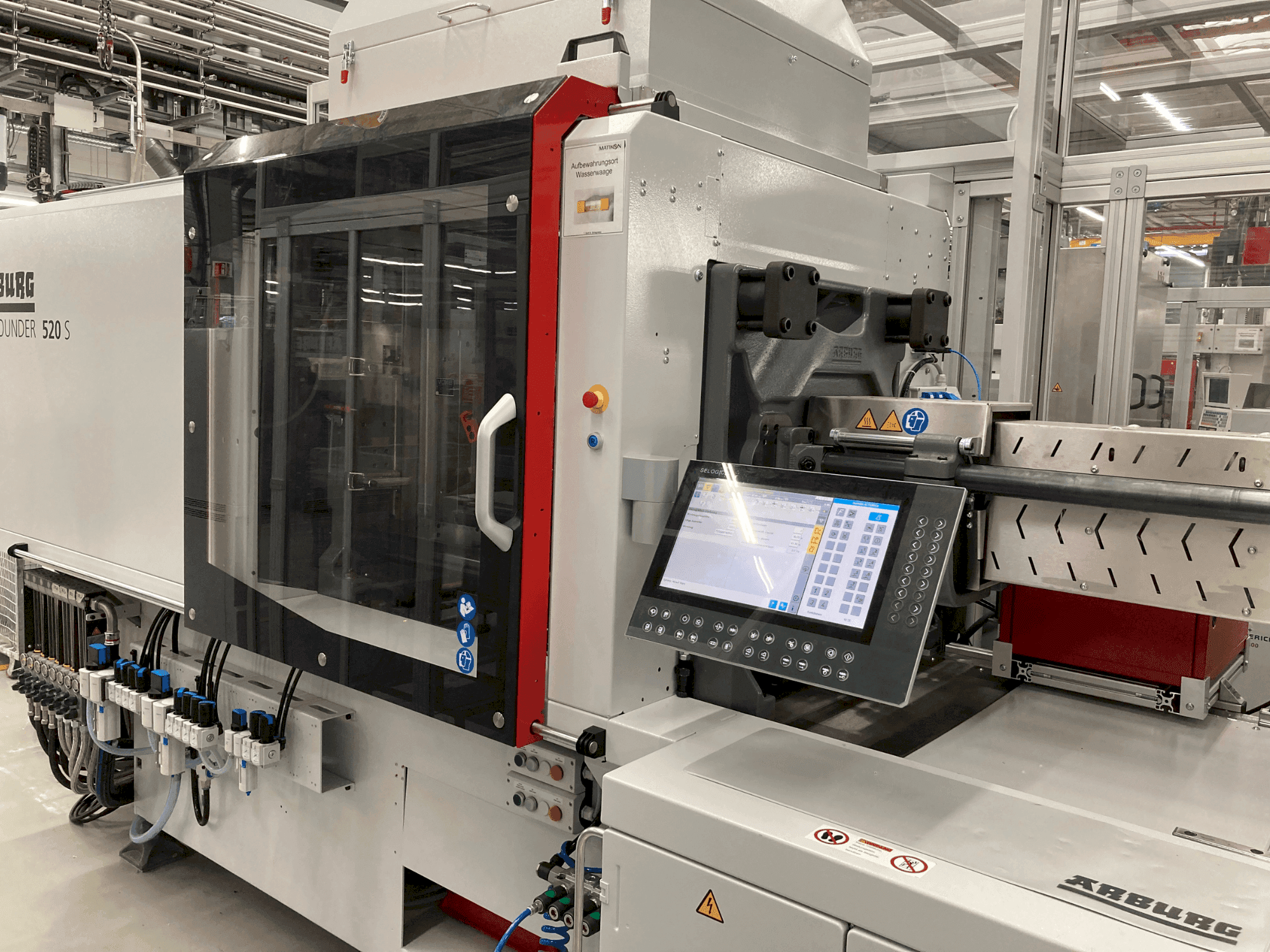 A Arburg Allrounder 520 S 1600-400 gép elölnézete