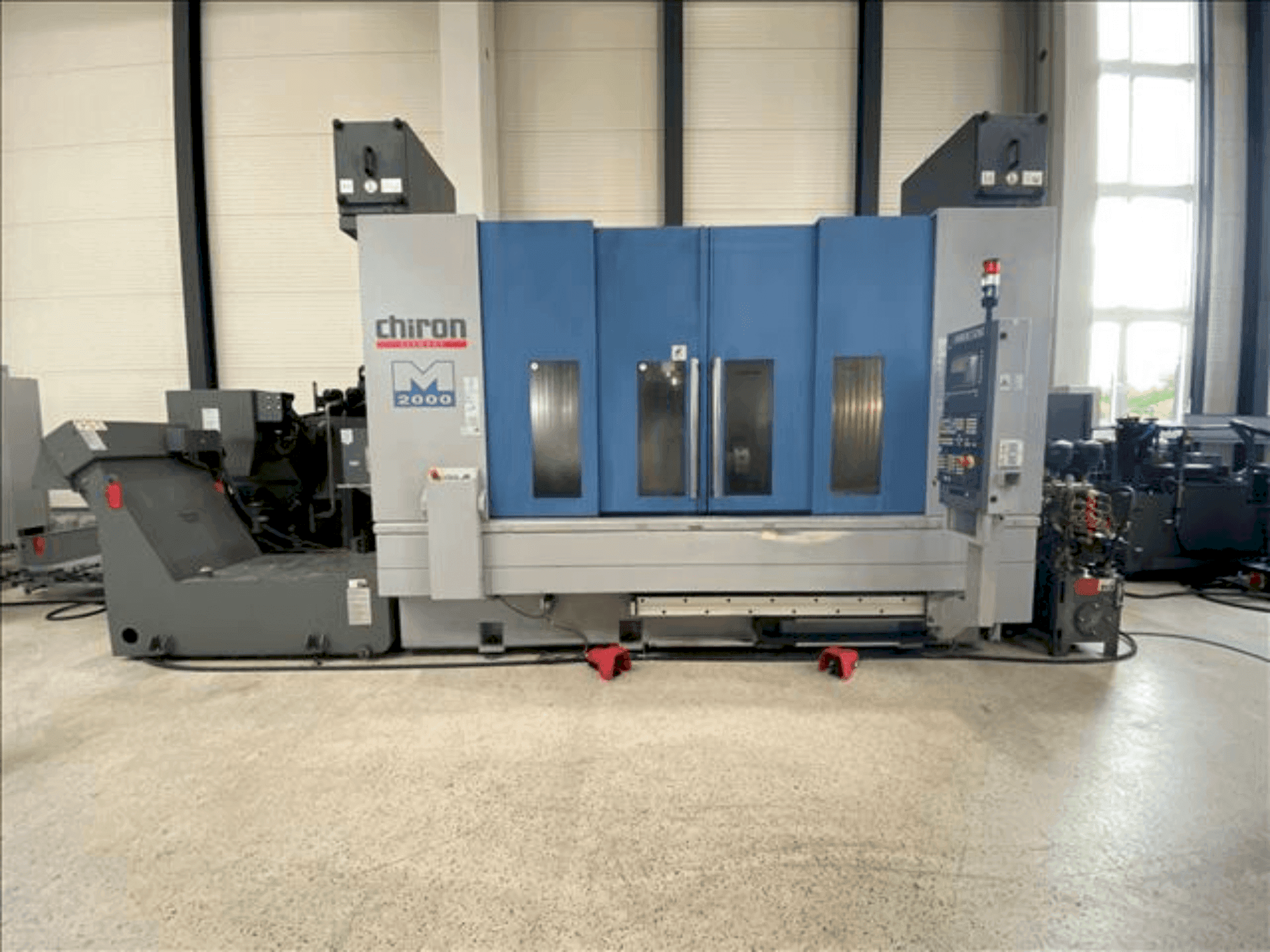 A CHIRON Mill 2000 gép elölnézete