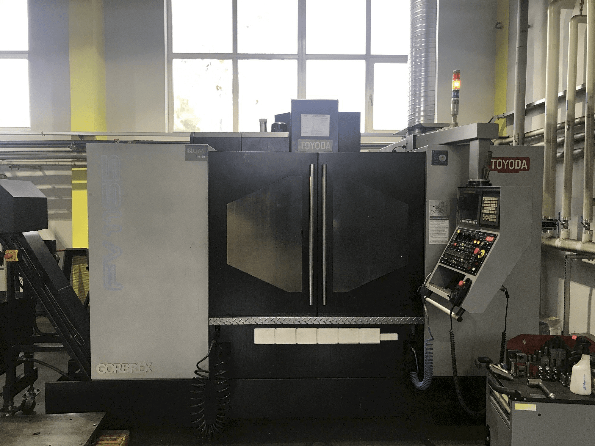 A TOYODA FV1165 gép elölnézete