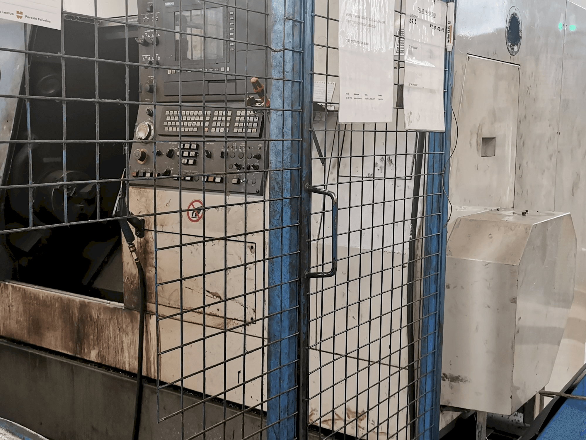 A Hyundai HIT 250 S gép elölnézete