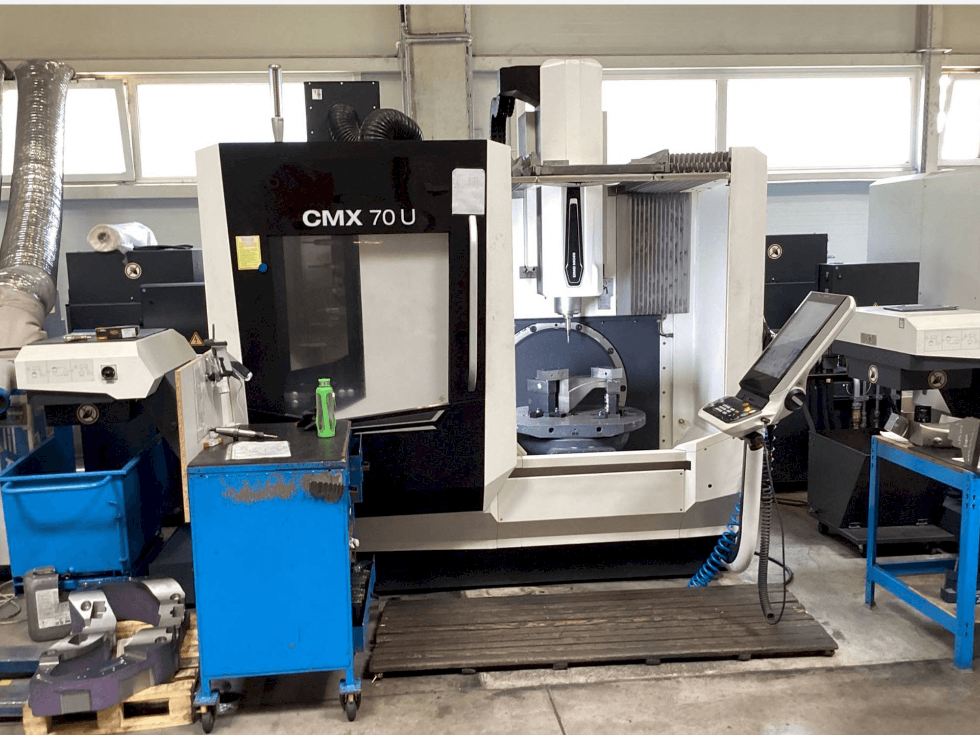 A DMG MORI CMX 70U gép elölnézete