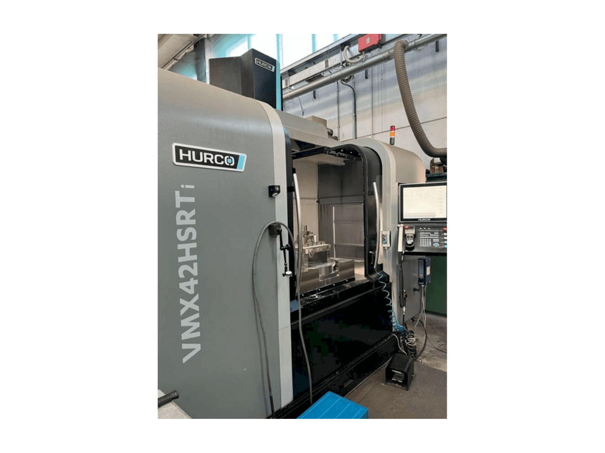 A Hurco VMX42HSRTi gép oldalnézete