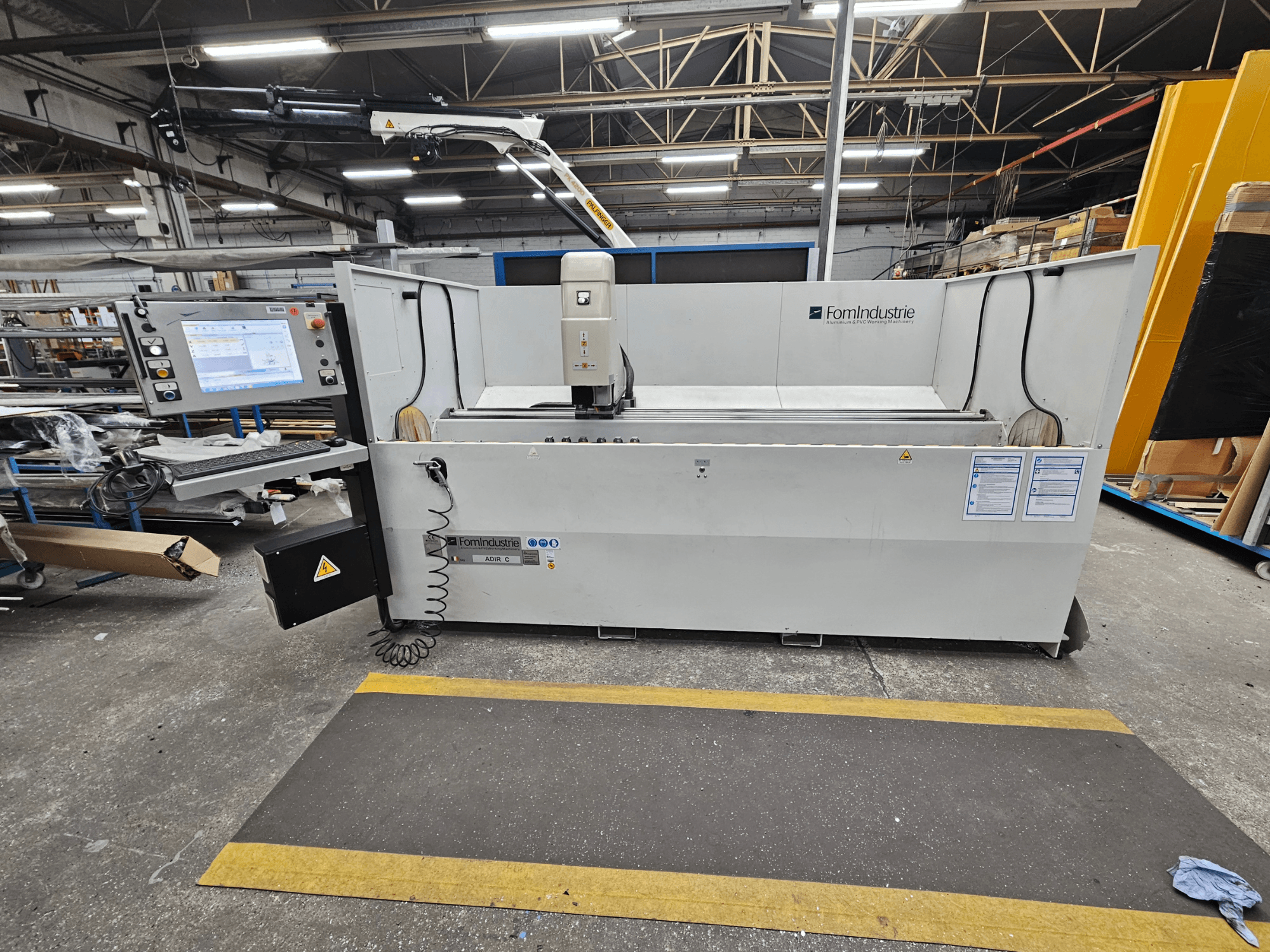FomIndustrie ADIR C függőleges megmunkálóközpont egy műhelyben, elölnézetben a vezérlőpanel és a gép részletei.