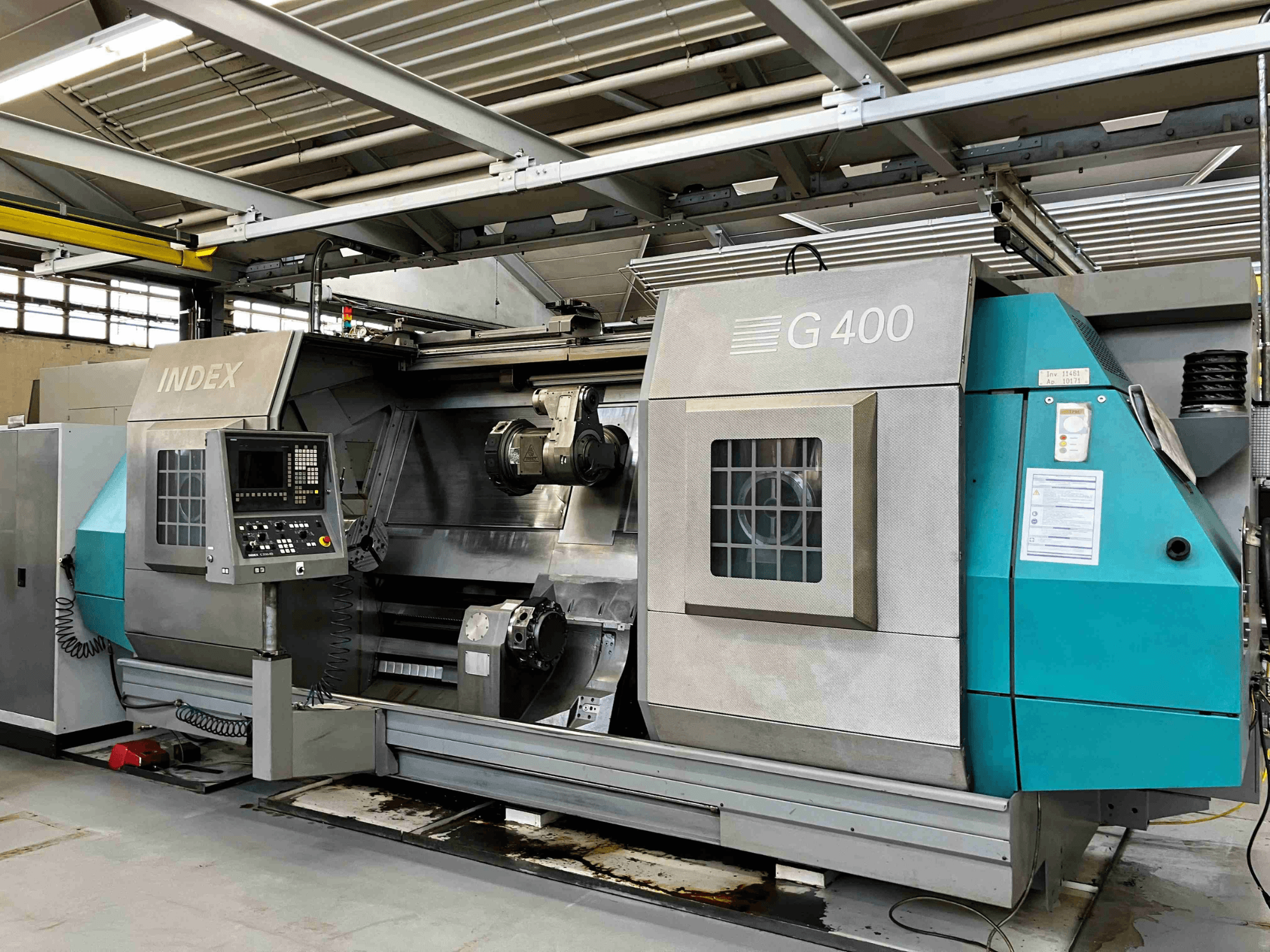 INDEX G400 CNC esztergagép, előlnézet, numerikus kijelzővel ellátott vezérlőpanel és kétorsós, precíziós megmunkáláshoz.