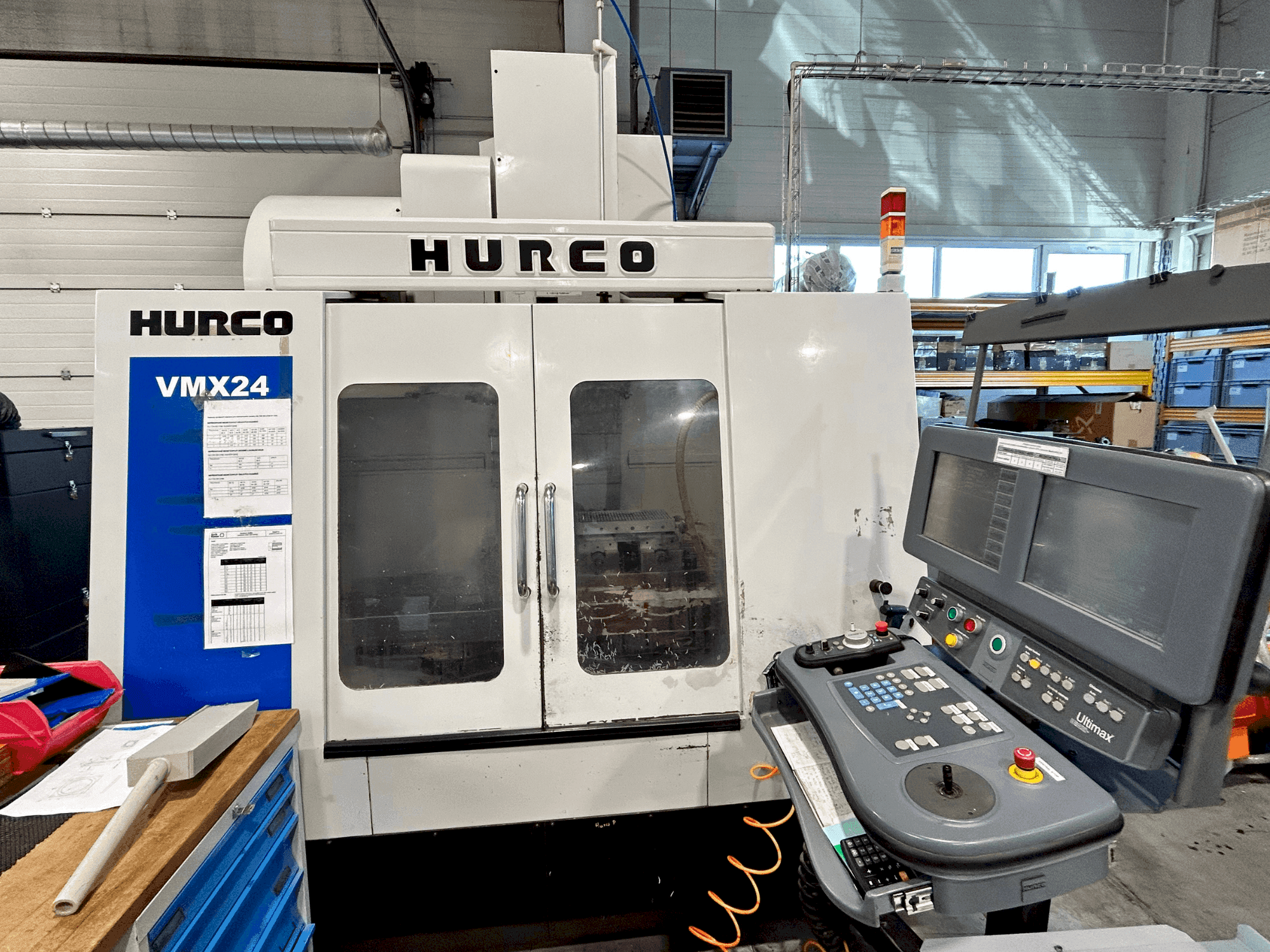 A Hurco VMX24 gép elölnézete