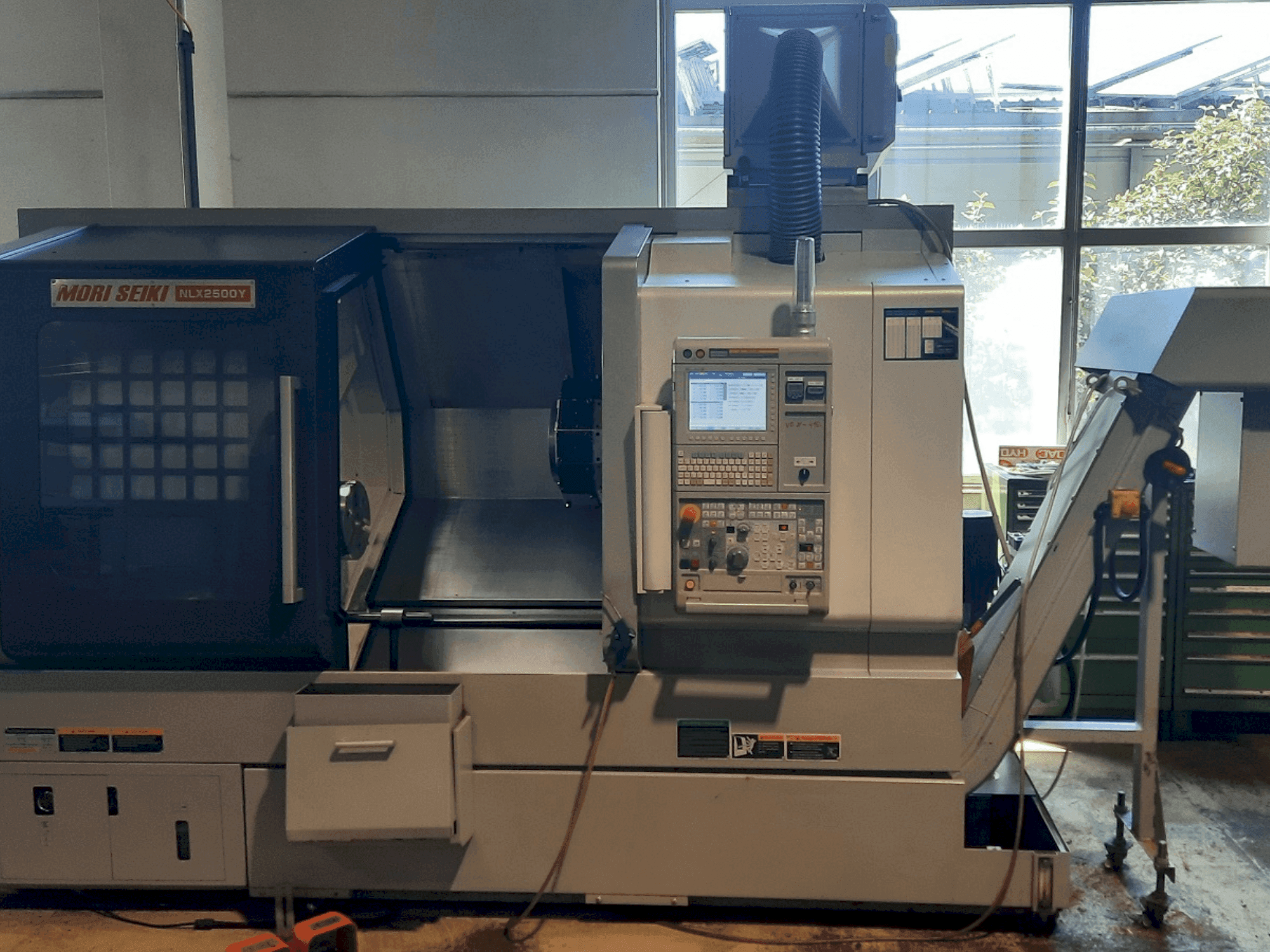 A DMG Mori Seiki NLX2500Y 700 gép elölnézete