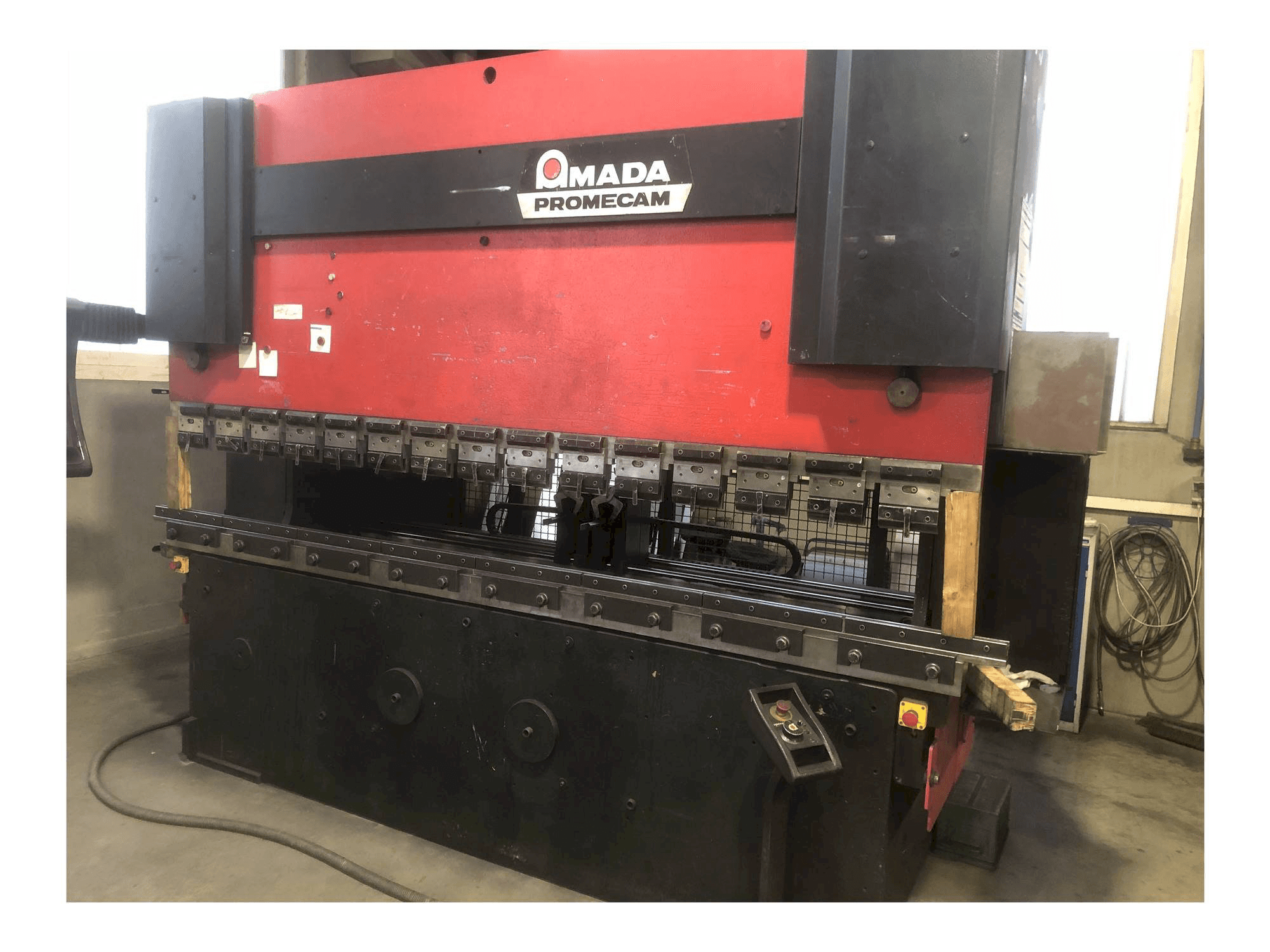 A AMADA HFB 125 gép elölnézete