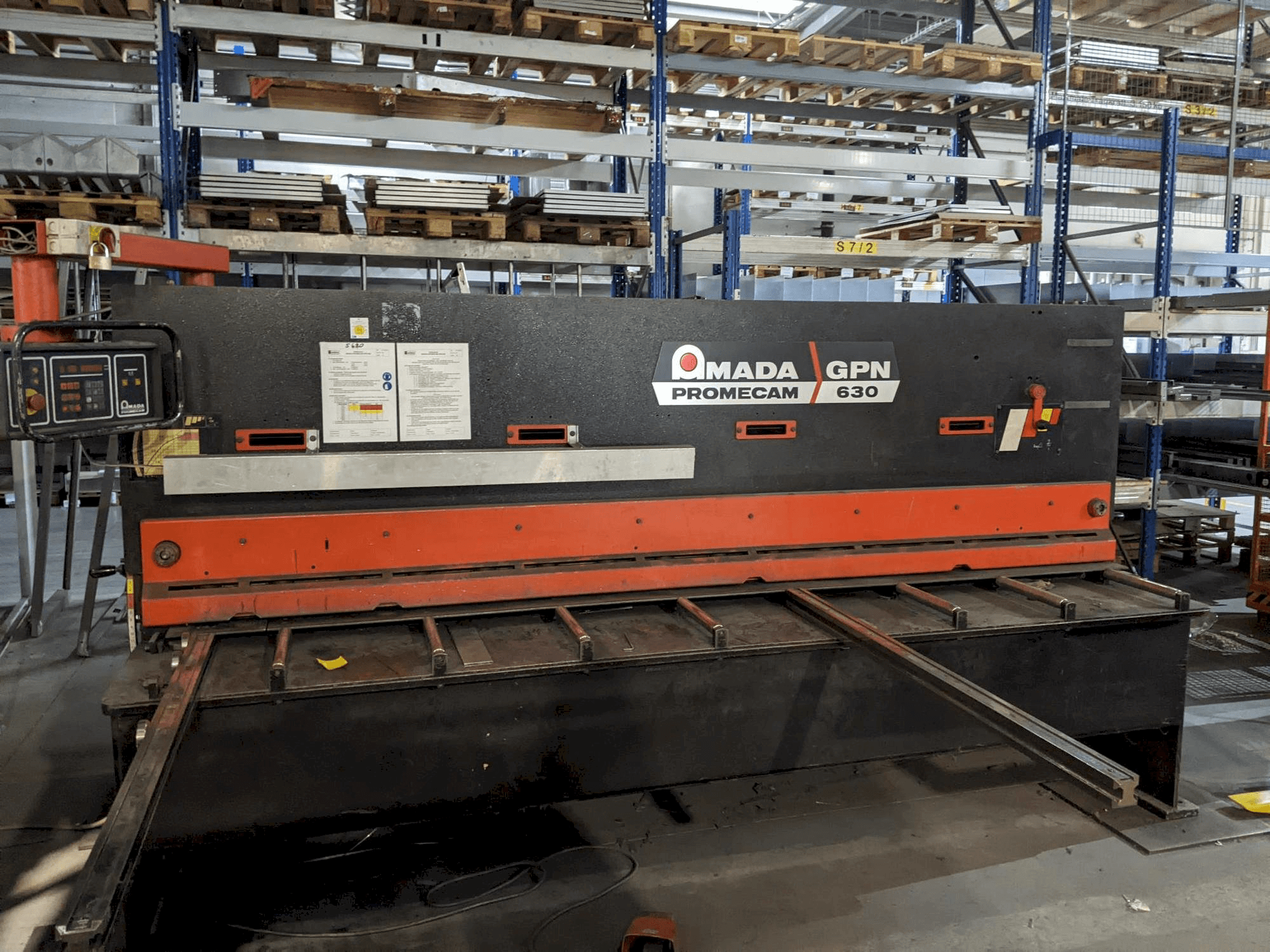 A AMADA Promecam Gpn 630 gép elölnézete