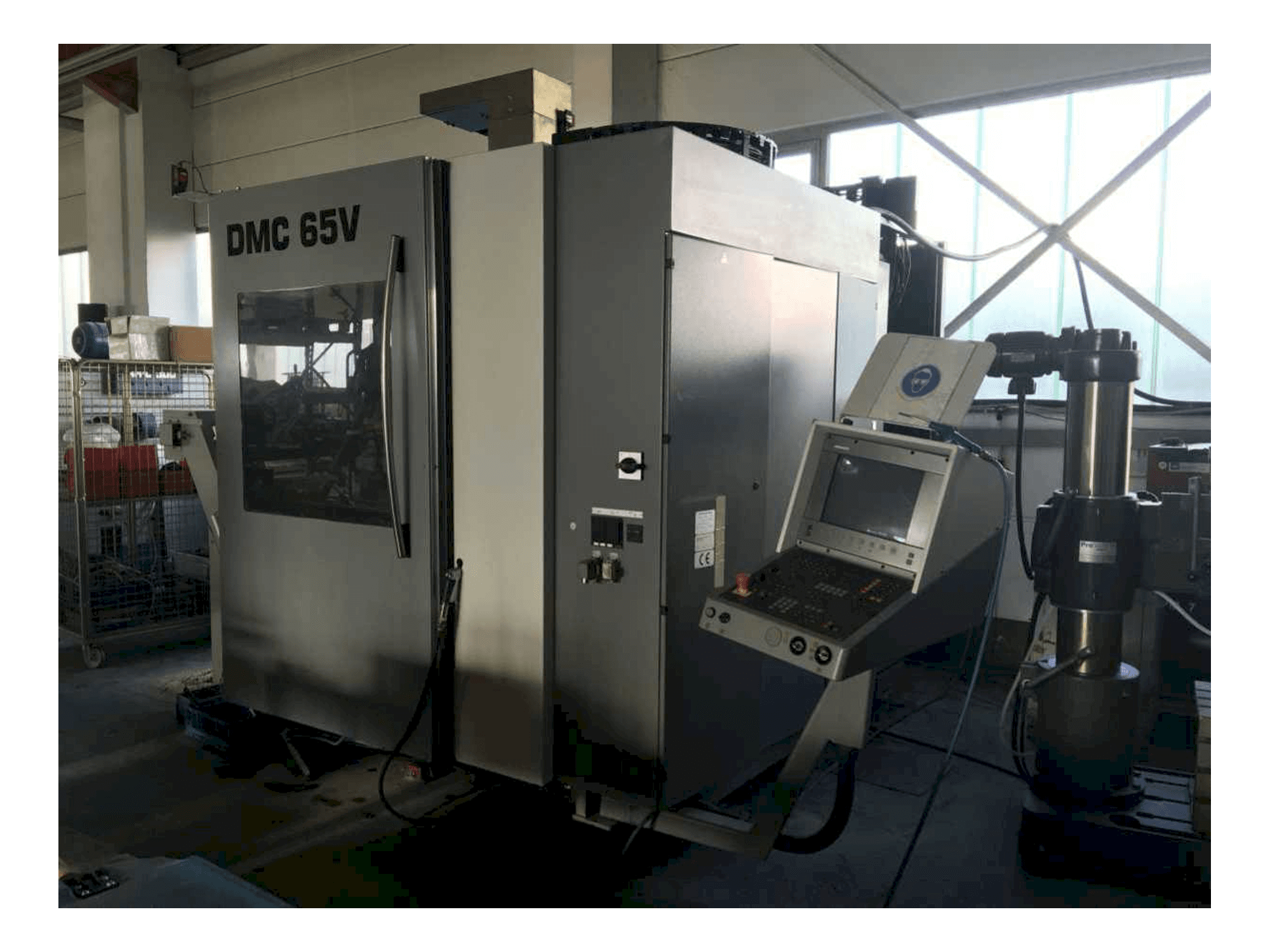 A DECKEL MAHO DMC65V gép elölnézete
