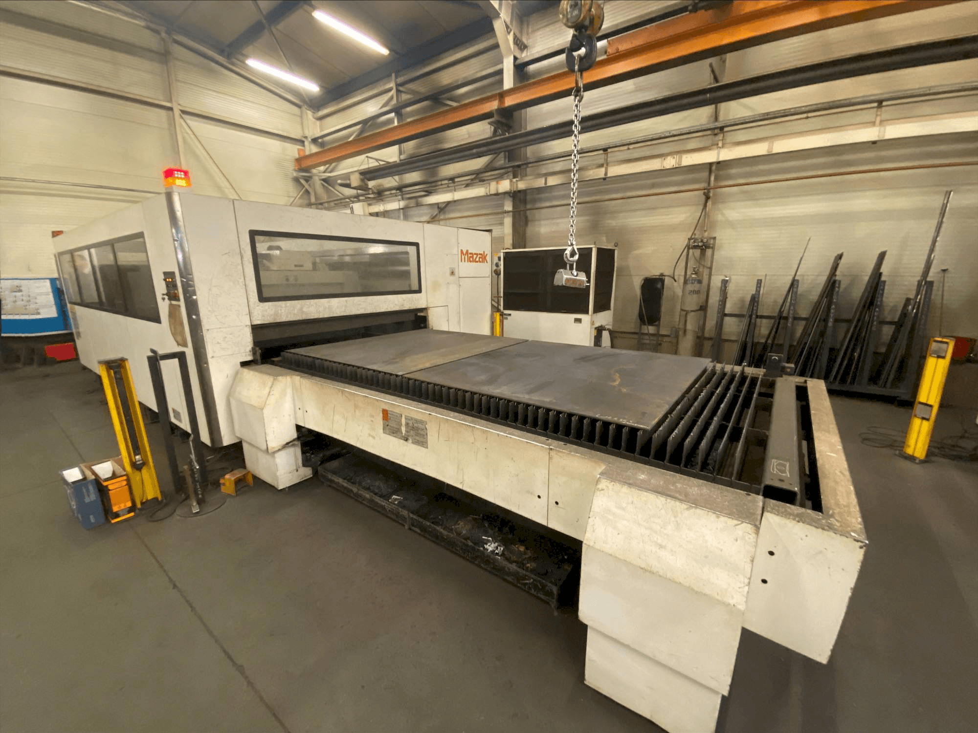 A Mazak OPTIPLEX 3015 II gép elölnézete