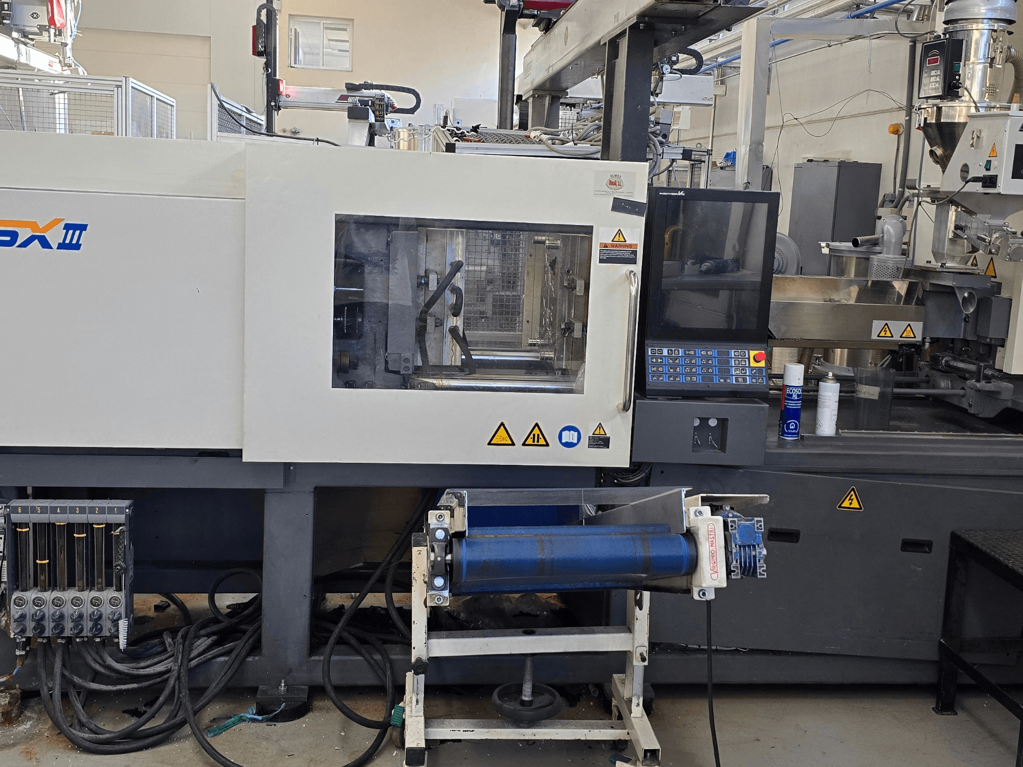 SHIBAURA EC130SXIII-4A elektromos fröccsöntőgép, előlnézet, a vezérlőpanel és a hidraulikus alkatrészek bemutatása.