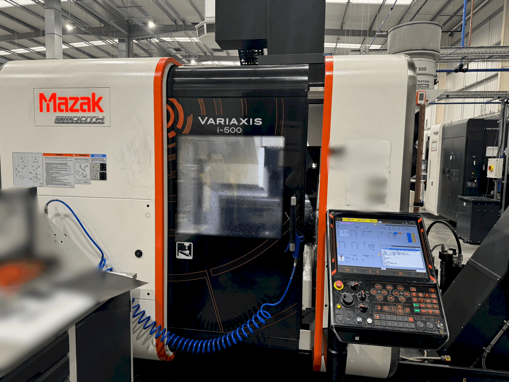 A Mazak Variaxis i-500 gép elölnézete