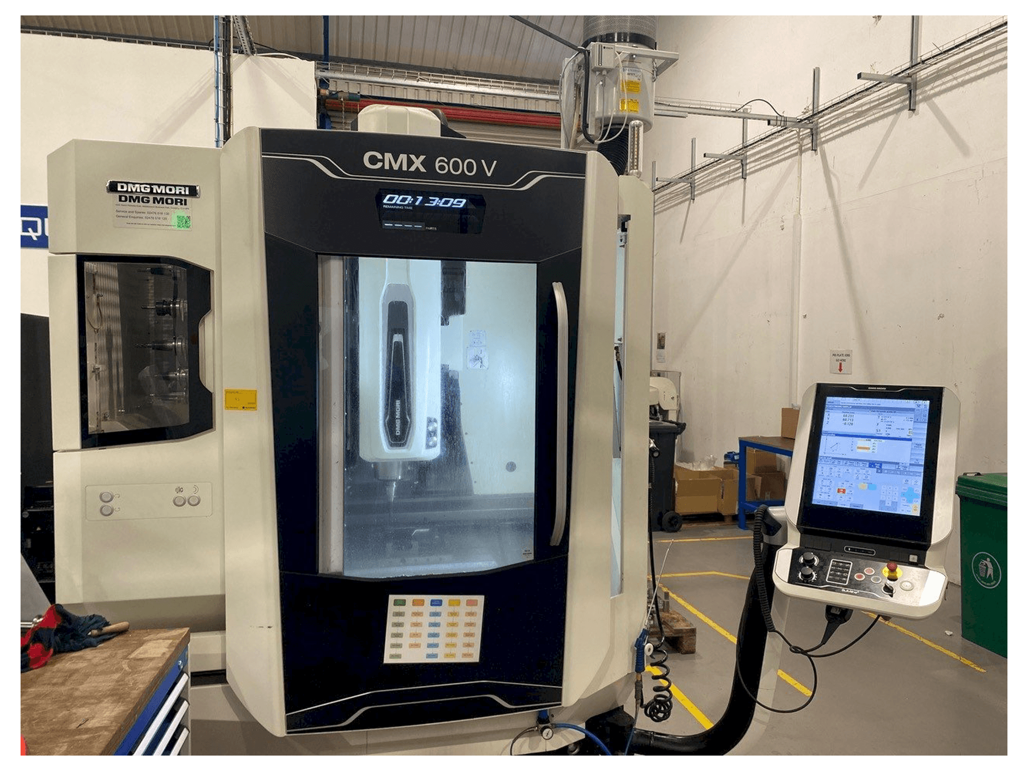 A DMG CMX 600 V gép elölnézete