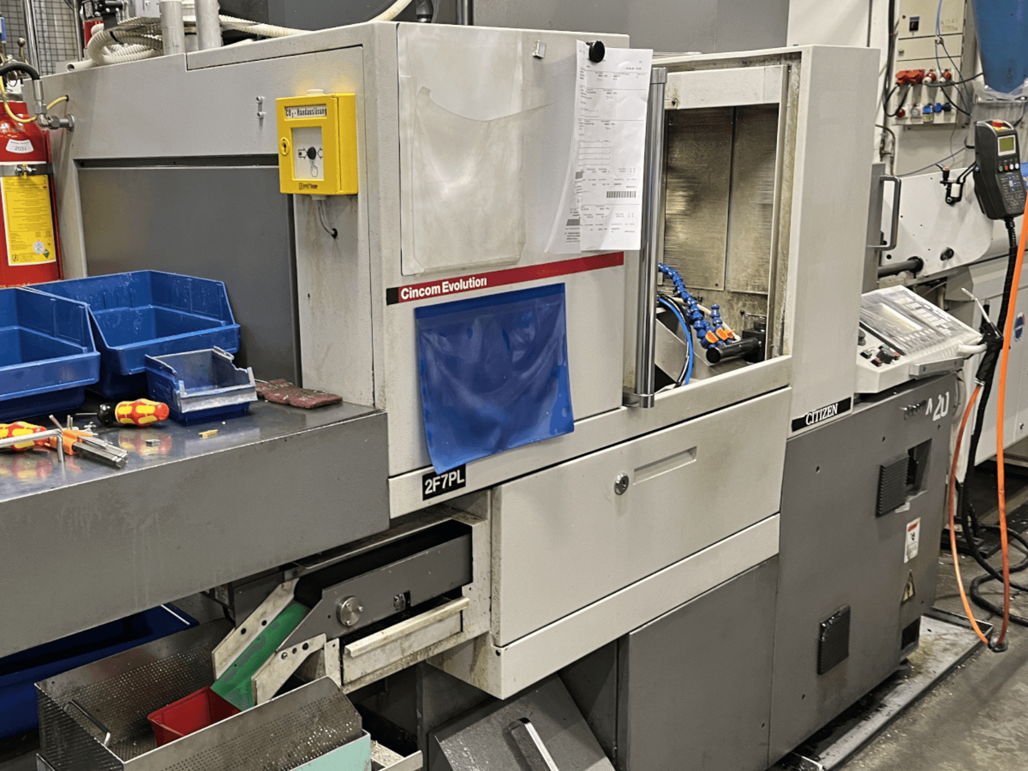 Cincom Evolution 2F7PL megmunkálóközpont, előlnézet; vezérlők, szerszámtárolók és részletes kezelőpanel.