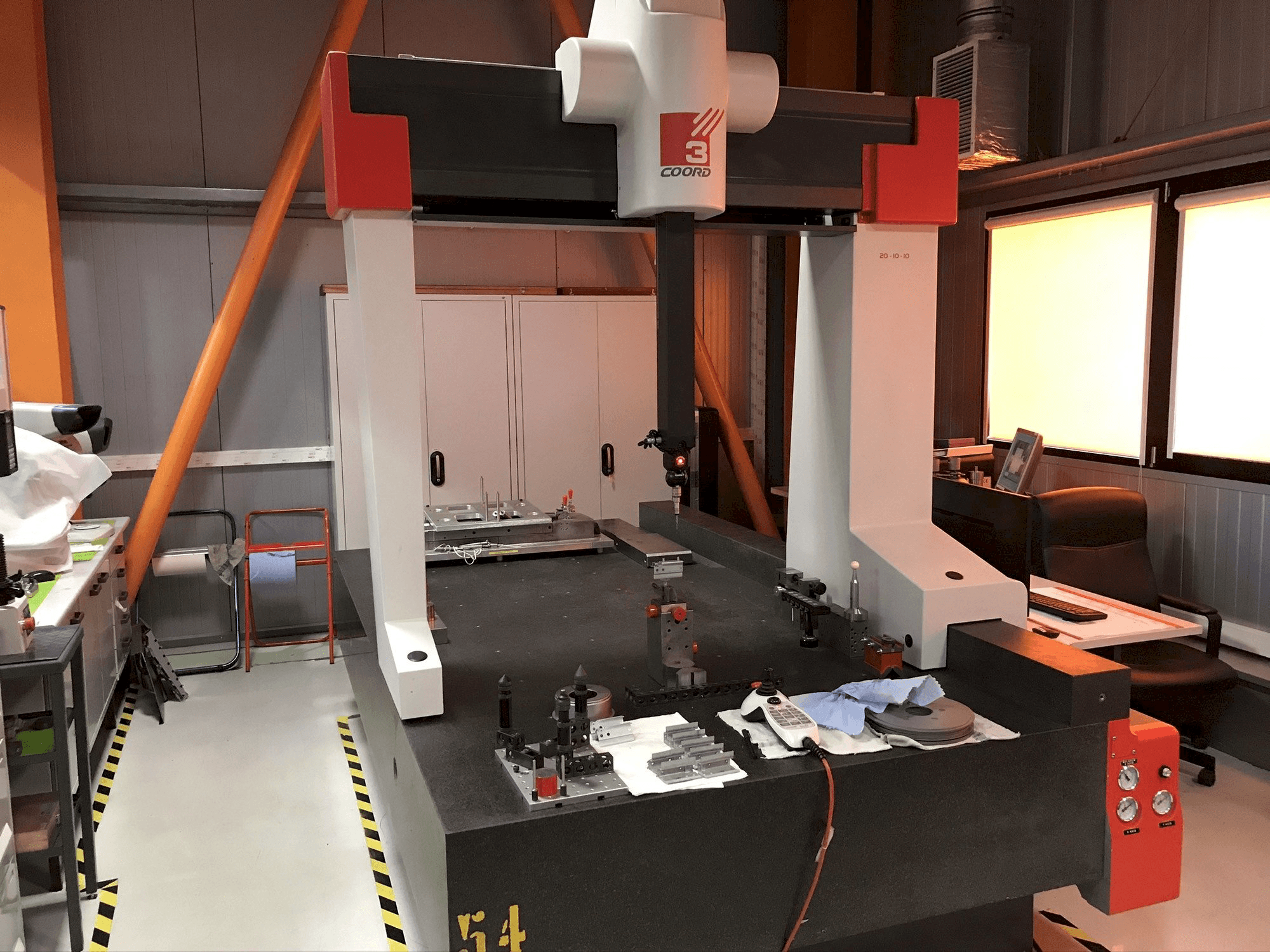 A Coord3 MC16 20-10-10 gép elölnézete