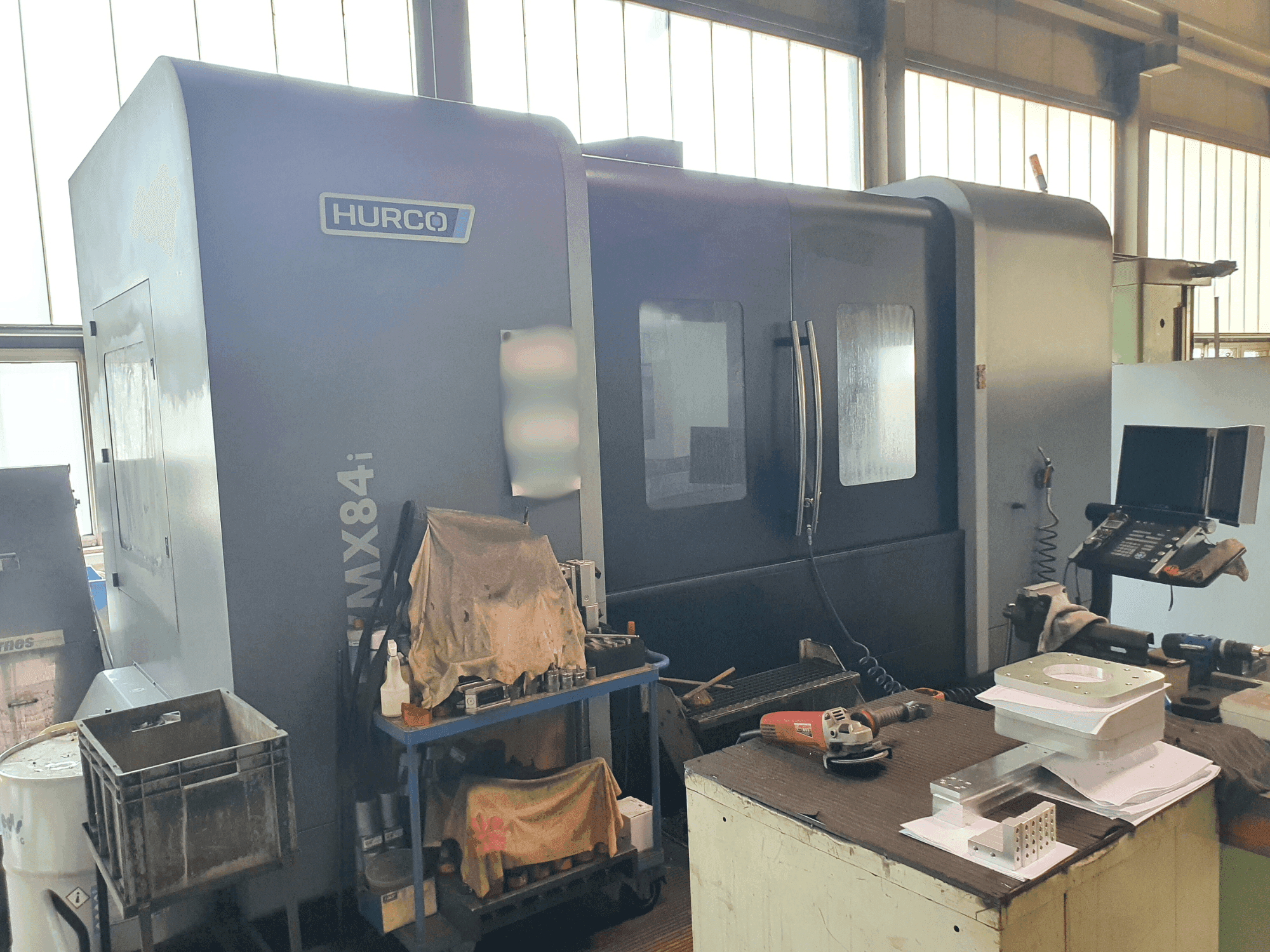 A Hurco VMX 84i gép elölnézete