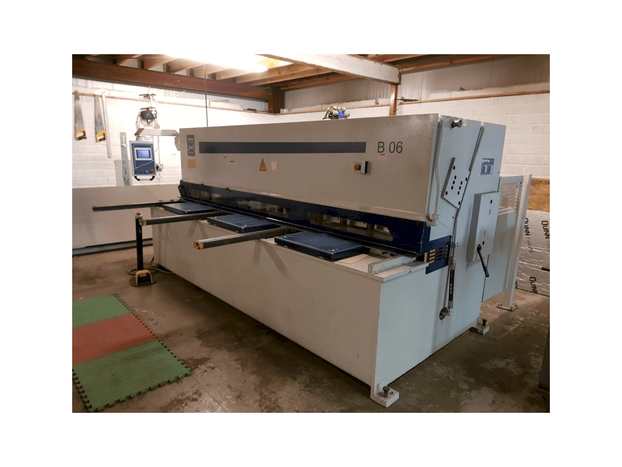 A MVD B 06-3100 gép elölnézete