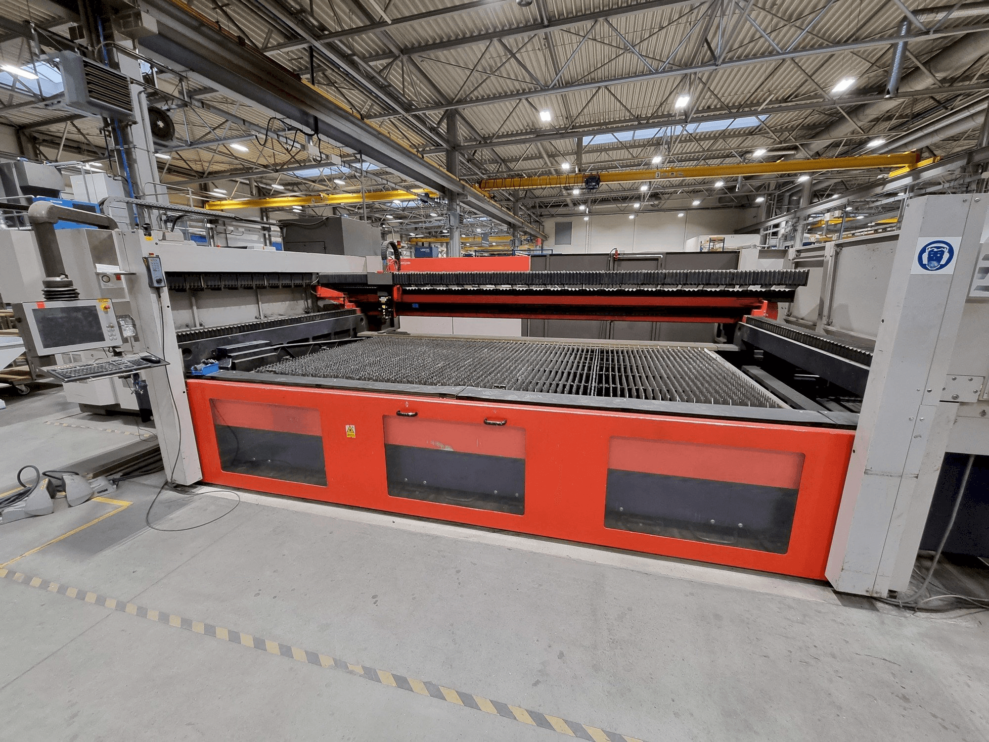 A Bystronic Bylaser 4400 gép elölnézete