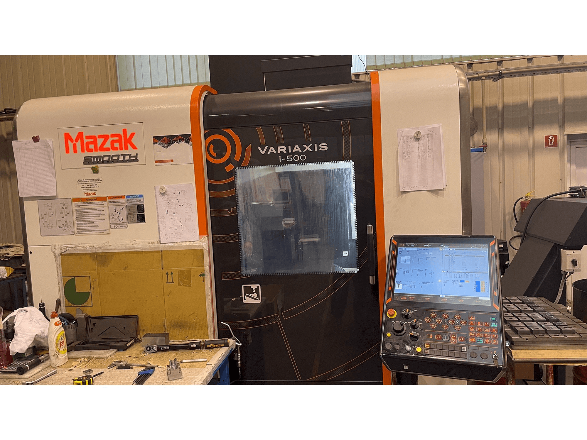 A Mazak Variaxis i-500 gép elölnézete