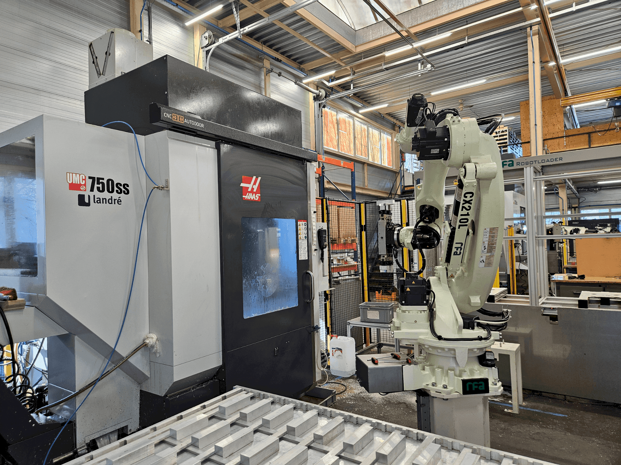 A HAAS UMC-750SS gép elölnézete