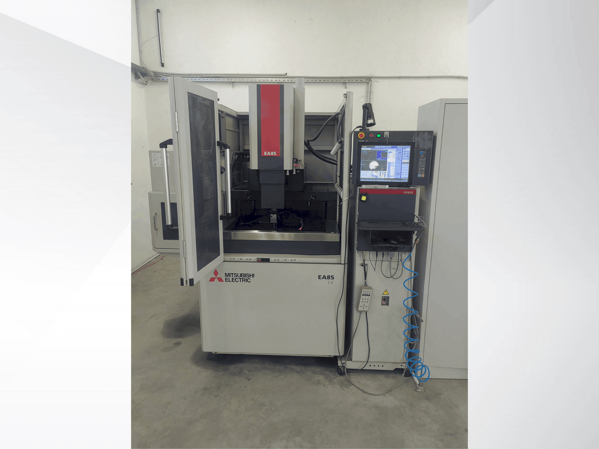 A Mitsubishi Electric EA8S gép elölnézete