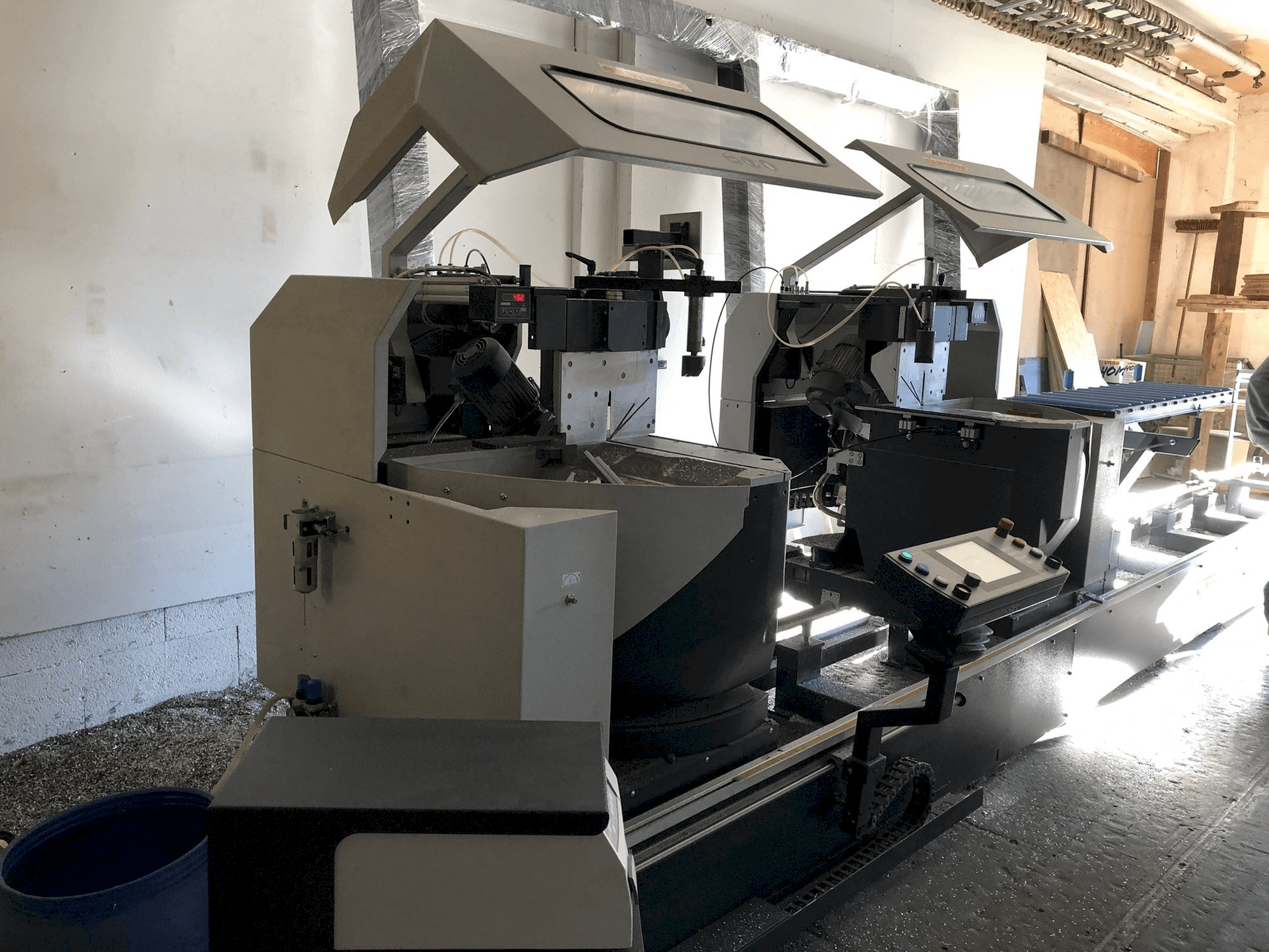 A Elumatec DG 244 gép elölnézete