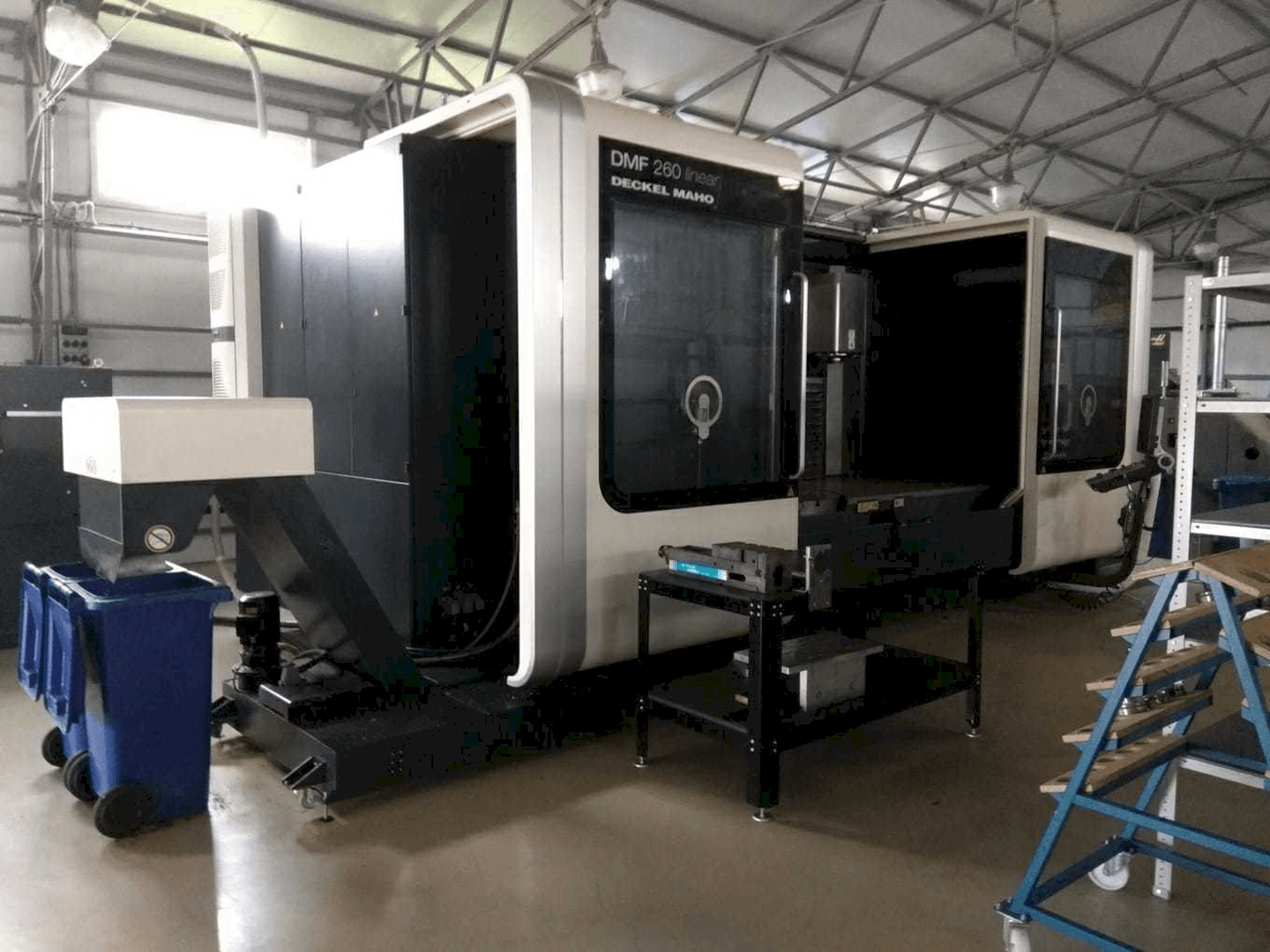 A DECKEL MAHO DMF 260 linear gép elölnézete