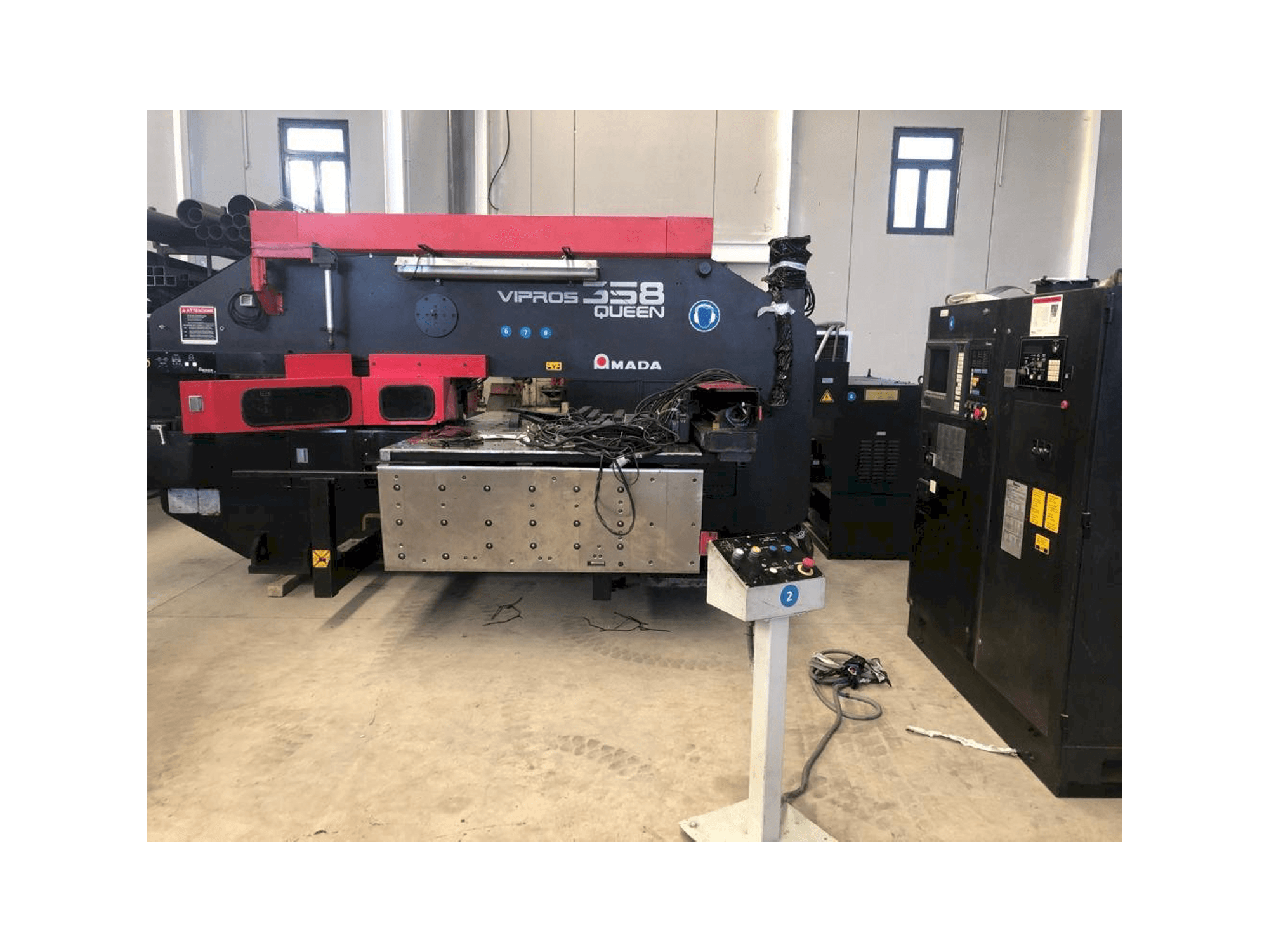 A AMADA Vipros 358 Queen gép elölnézete