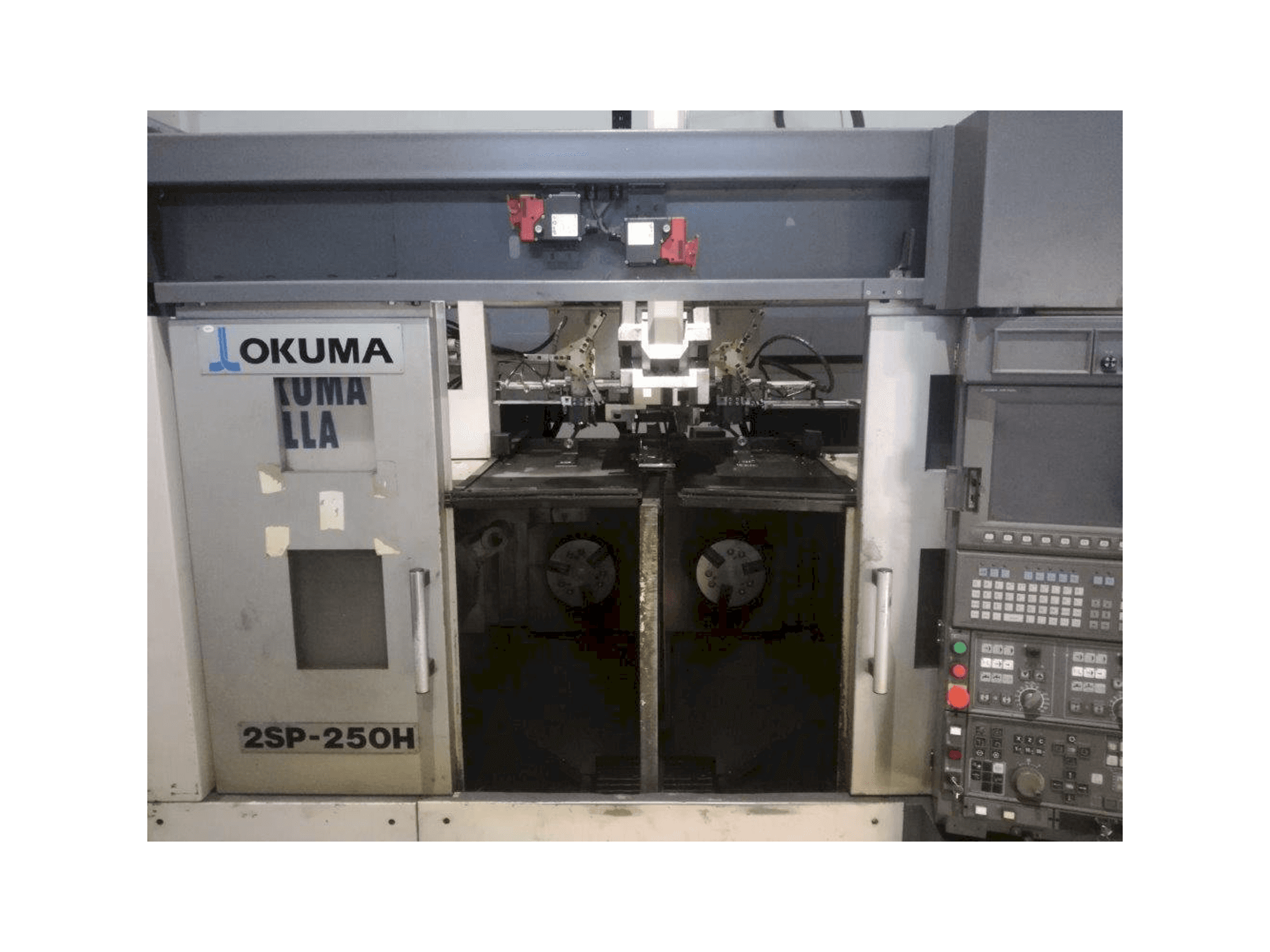 A Okuma 2SP-250H gép elölnézete