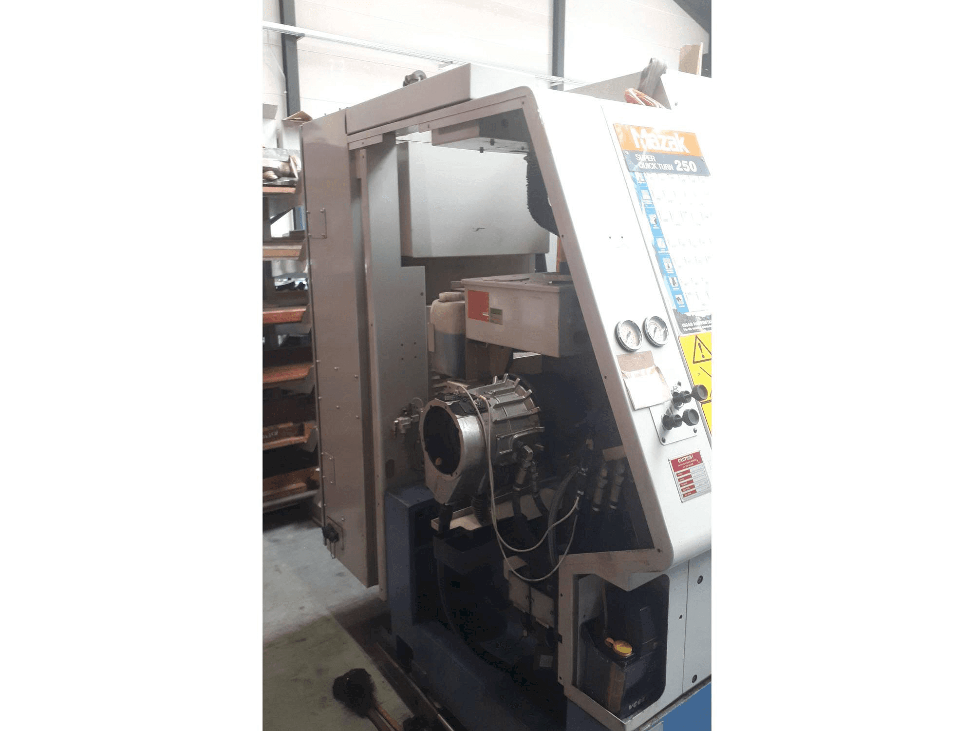 A Mazak Super Quick Turn 250 gép bal oldali nézete