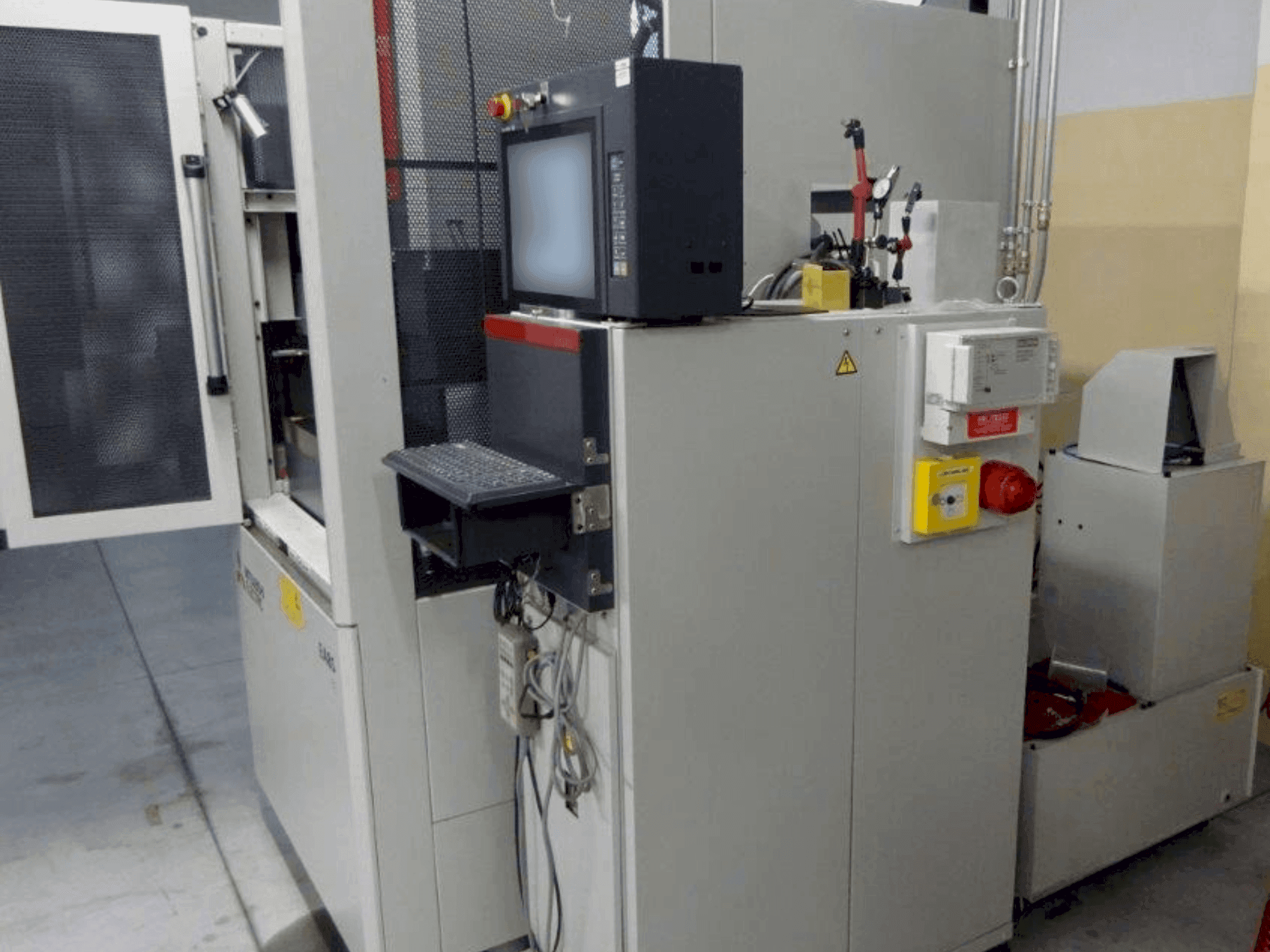 A Mitsubishi Electric EA8-S gép elölnézete
