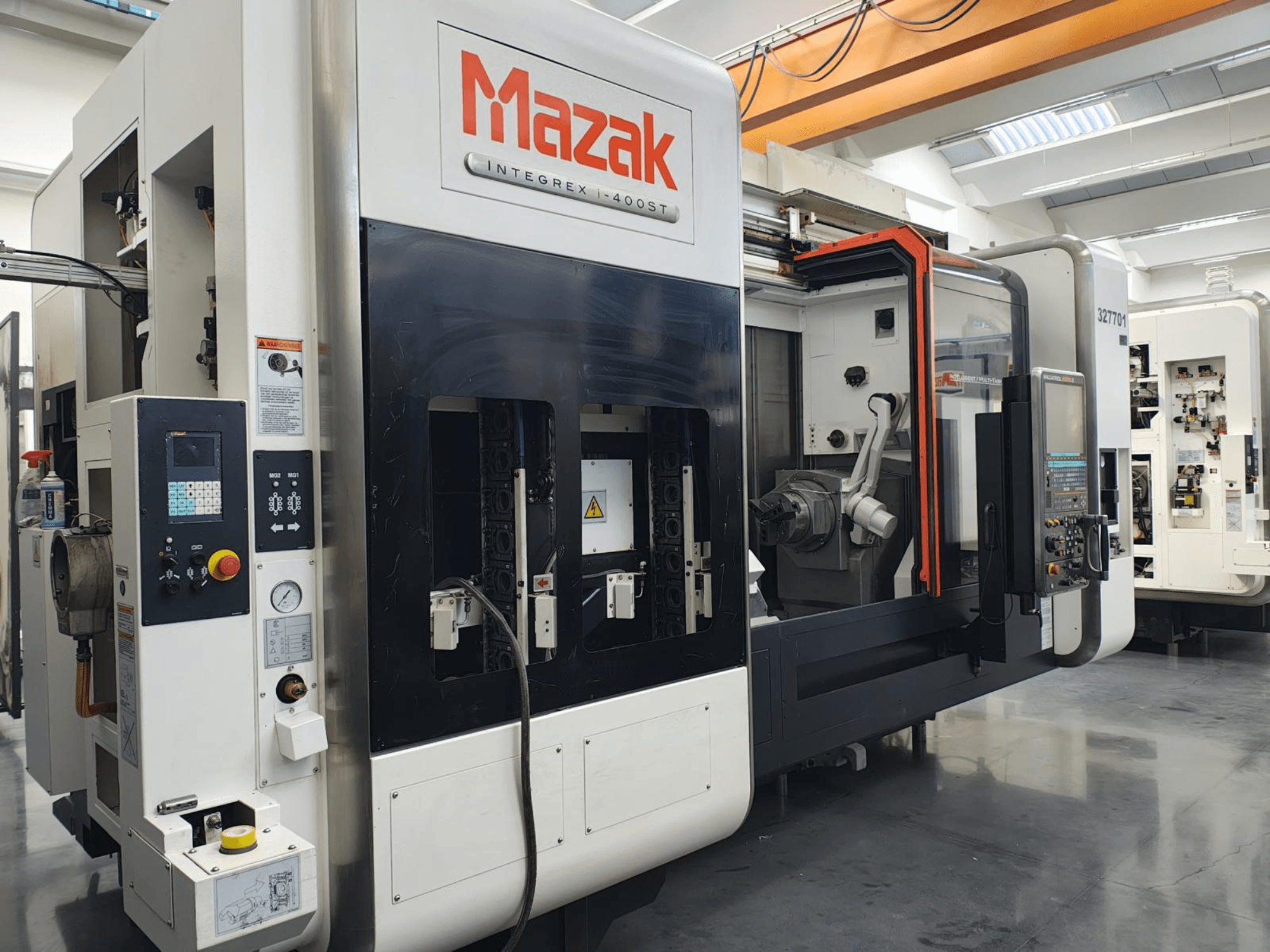 Mazak Integrex 400ST, előlnézet; CNC-gép, vezérlőpanel, orsók és robotkar látható műhelyben.
