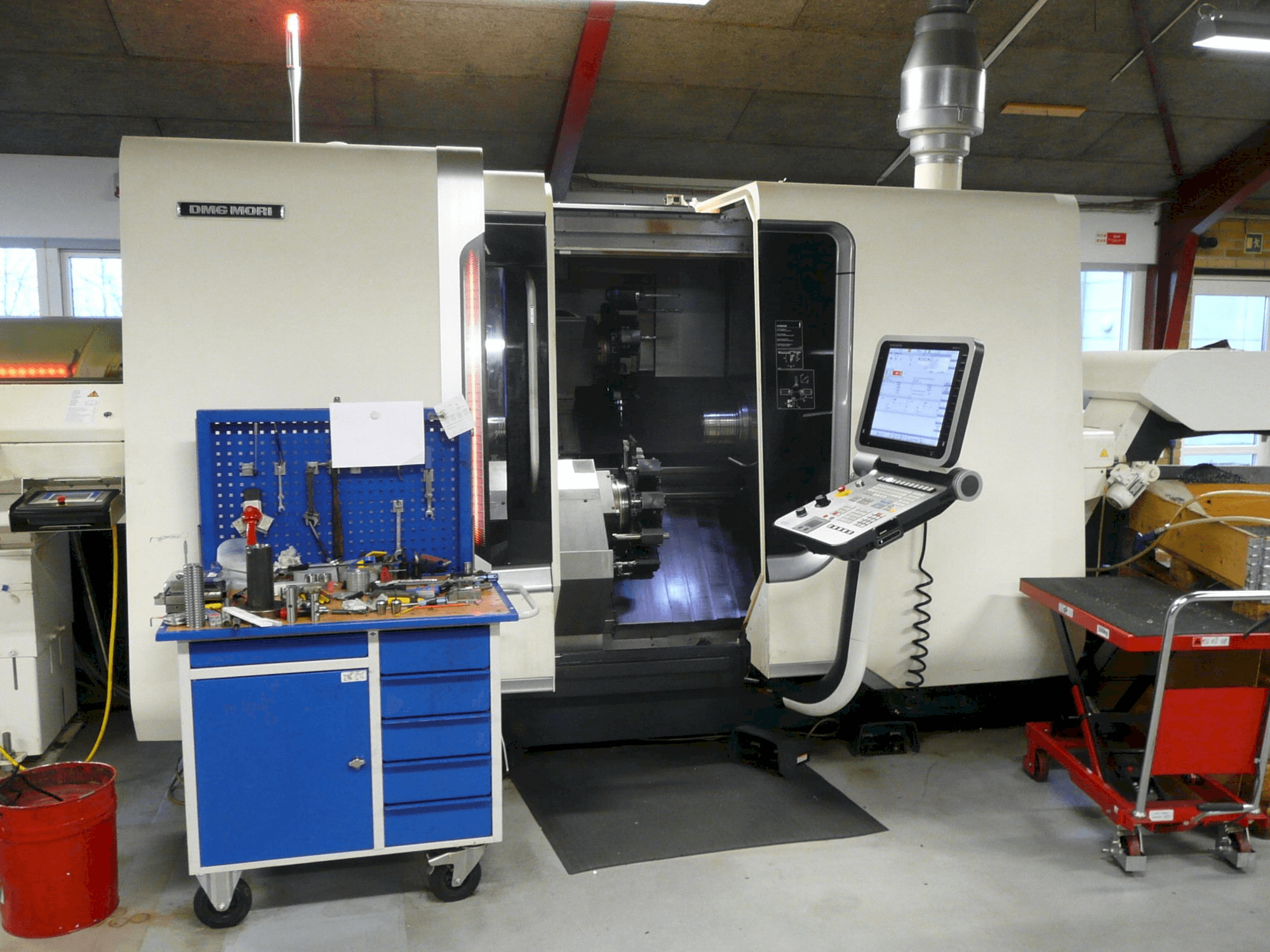 A DMG MORI CTX beta 800 A4 gép elölnézete