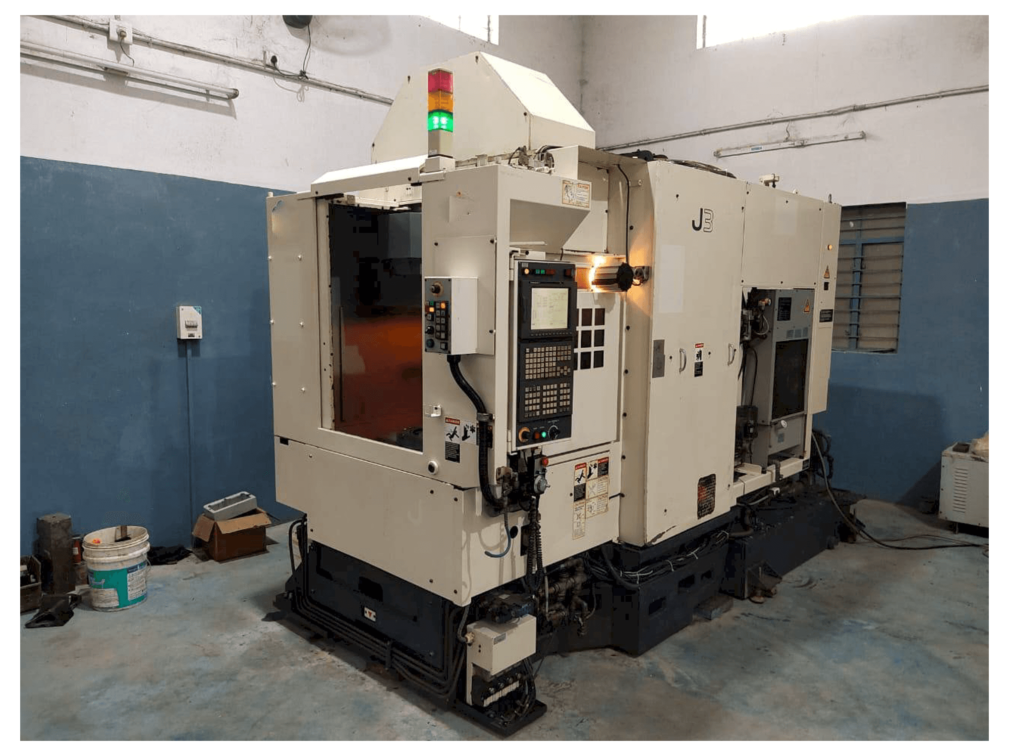 A Makino J3 gép elölnézete