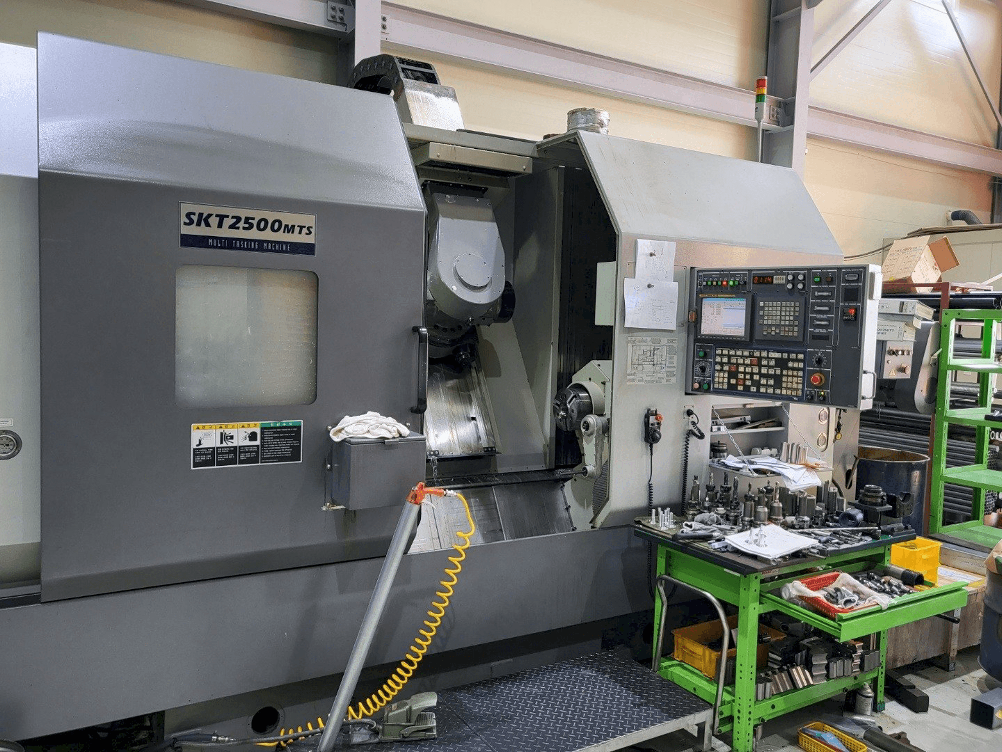 A Hyundai Wia SKT2500MTS gép elölnézete