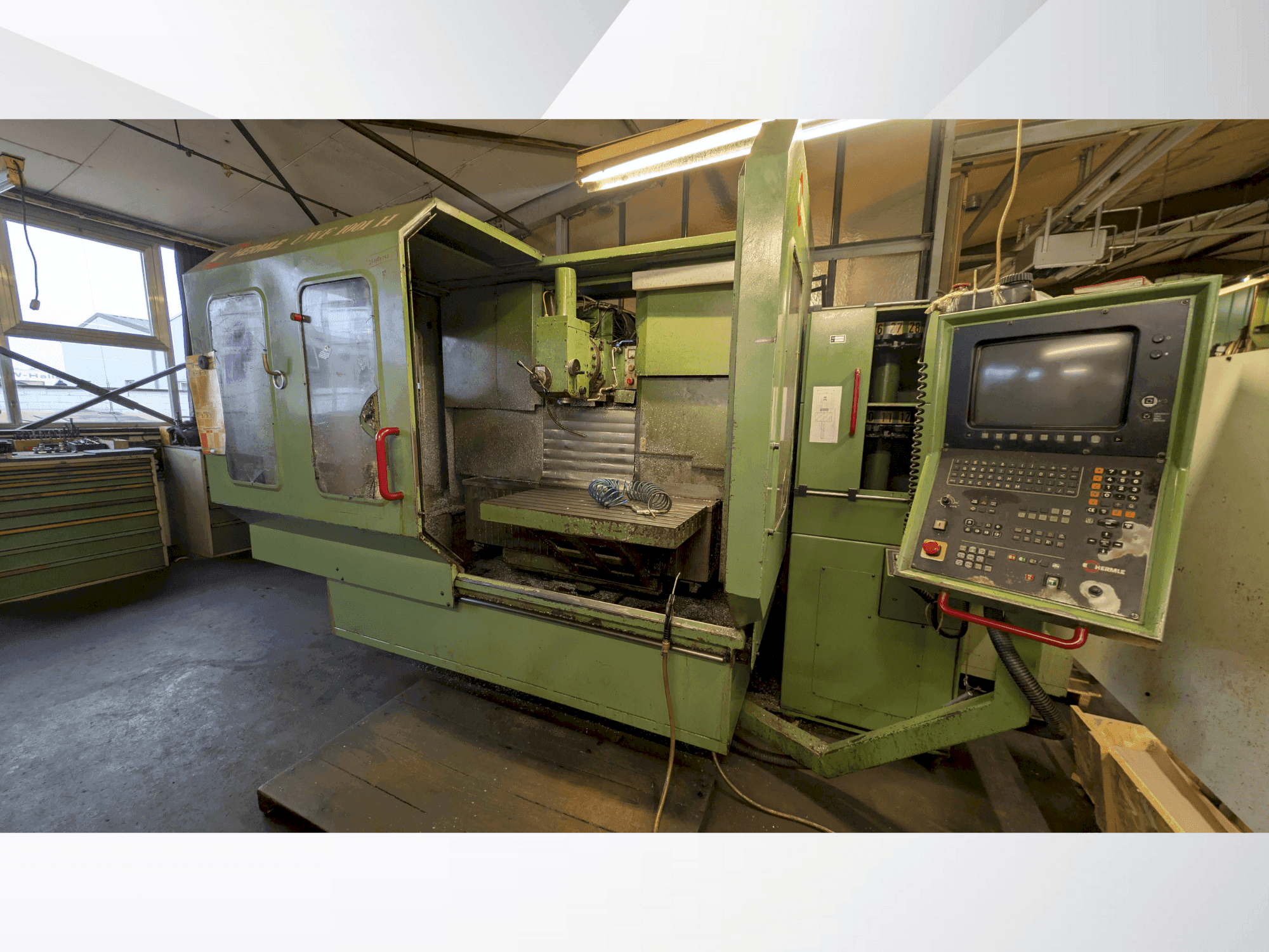 A HERMLE 1001 gép elölnézete