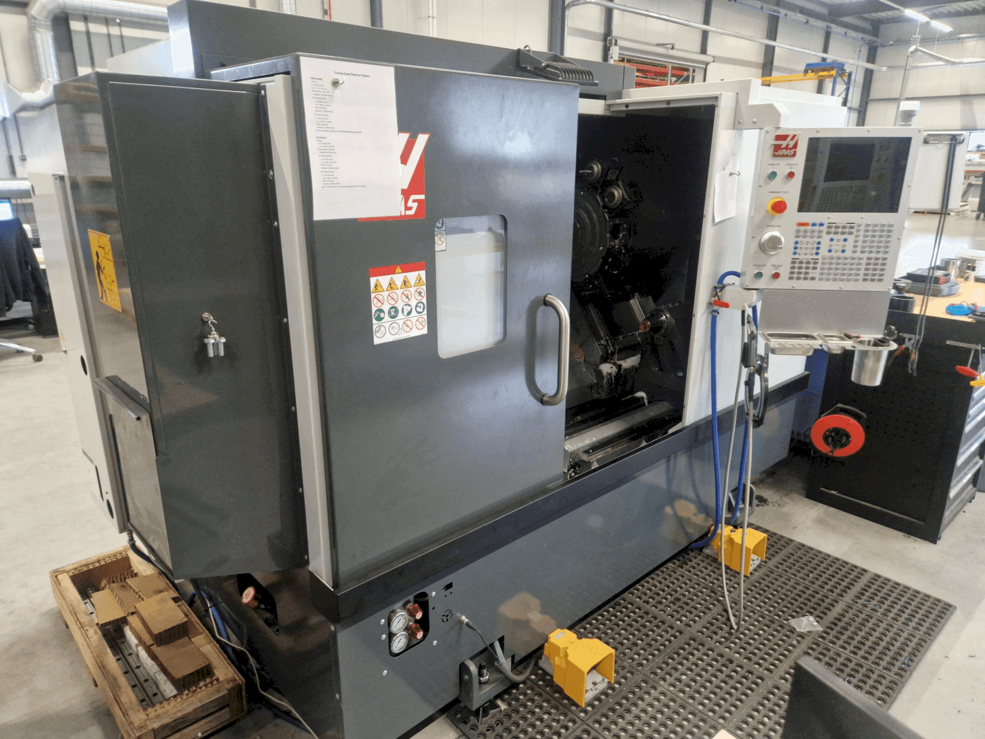 A HAAS ST-25Y gép elölnézete