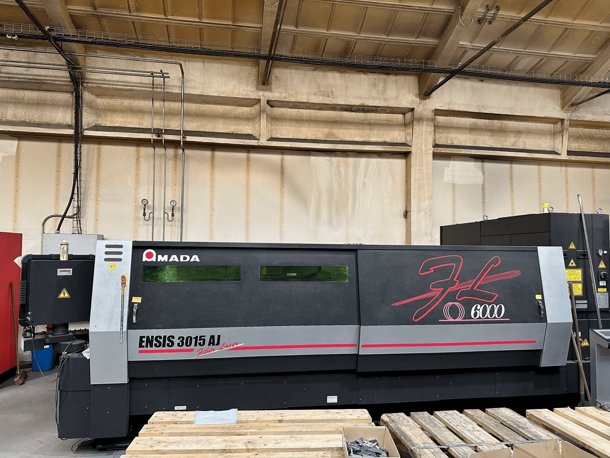 A AMADA ENSIS-3015 AJ gép elölnézete