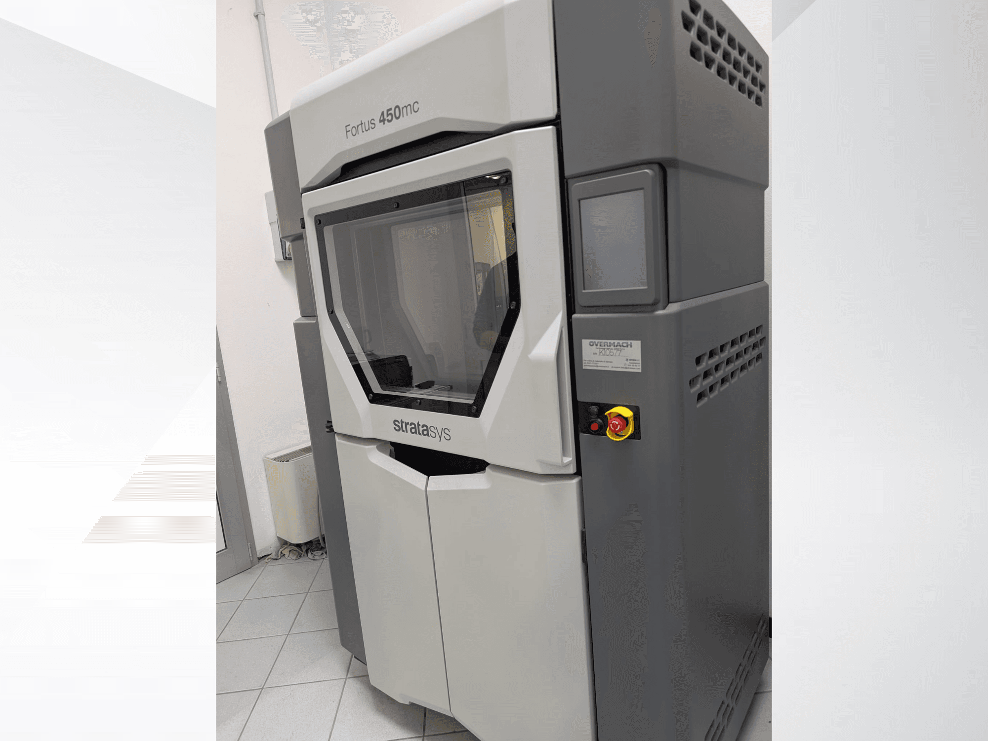 A Fortus 450mc műanyag 3D nyomtató oldalnézetben, átlátszó előlappal és az oldalsó vezérlőgombokkal.